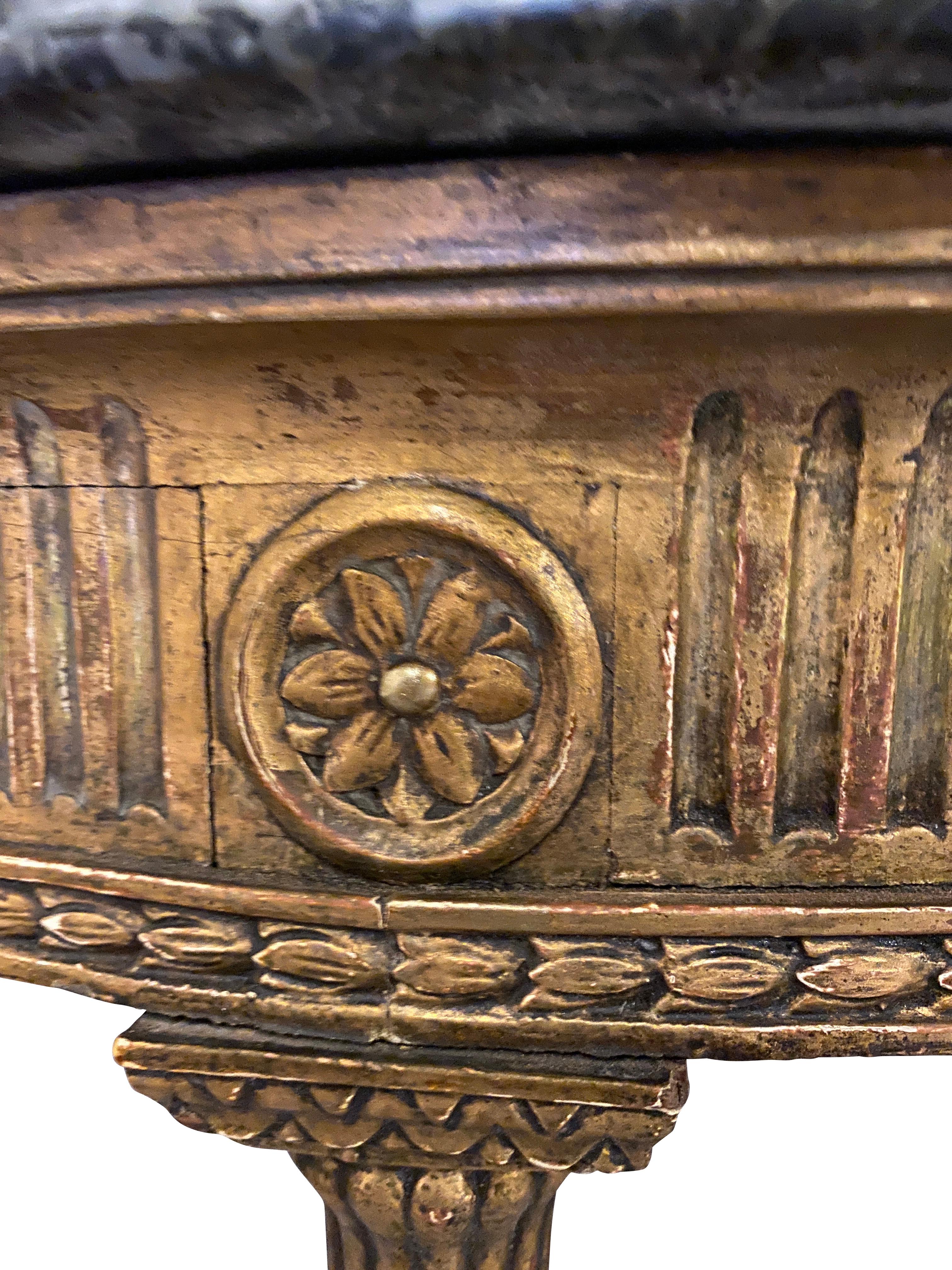 Zwei George III.-Konsolentische aus vergoldetem Holz mit Demilune-Muster im Angebot 5