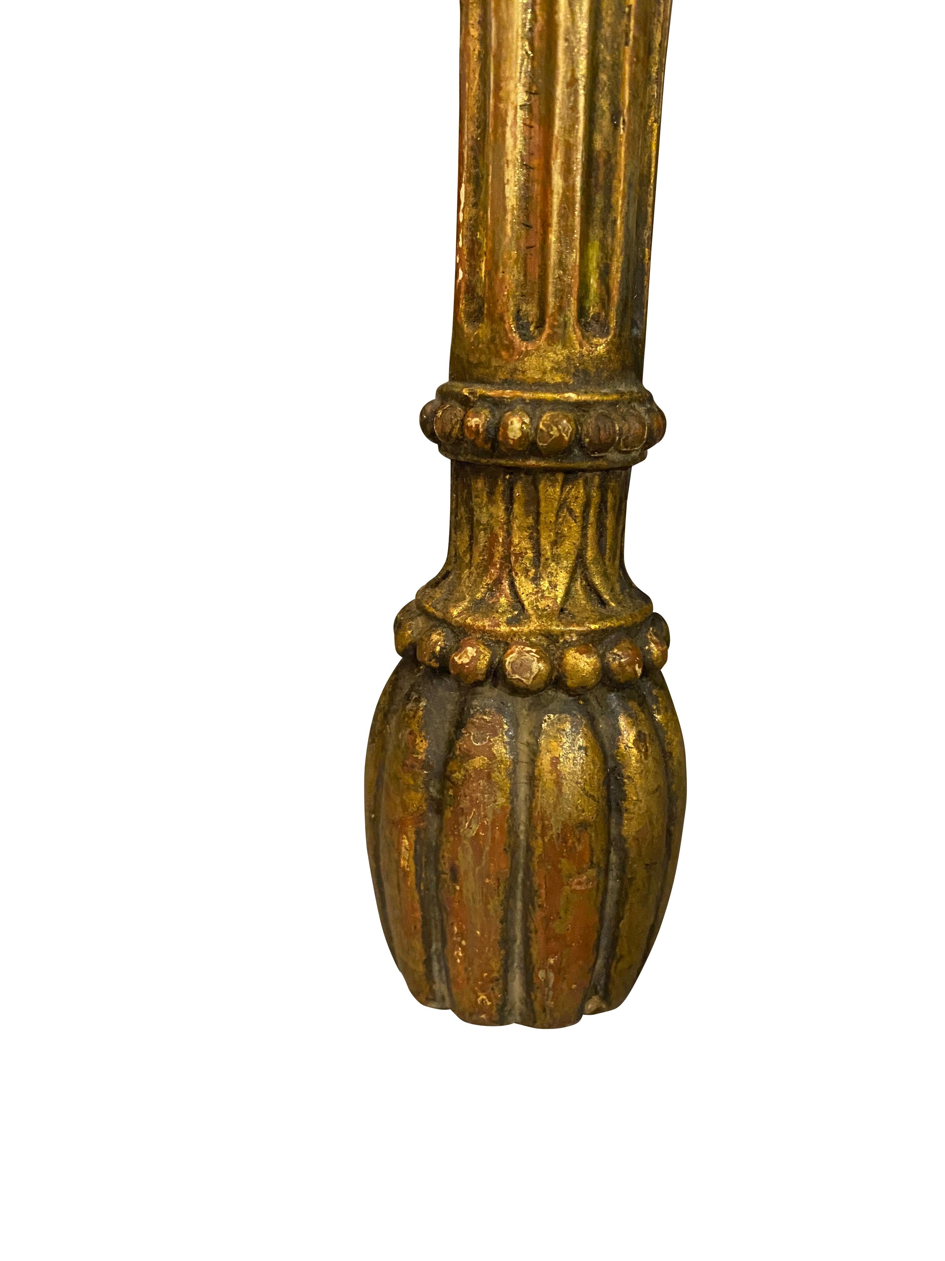 Zwei George III.-Konsolentische aus vergoldetem Holz mit Demilune-Muster im Angebot 1