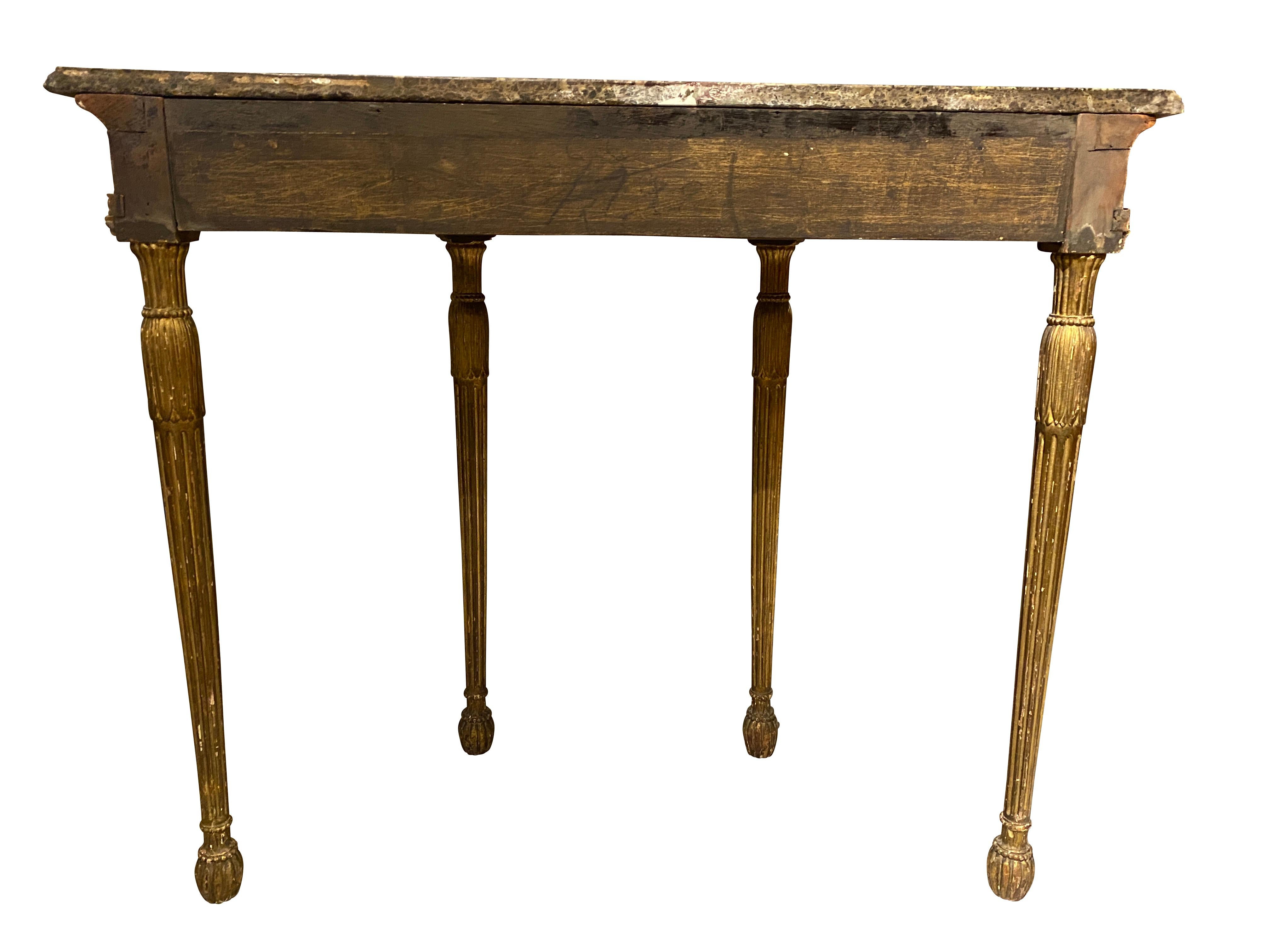 Zwei George III.-Konsolentische aus vergoldetem Holz mit Demilune-Muster im Angebot 2