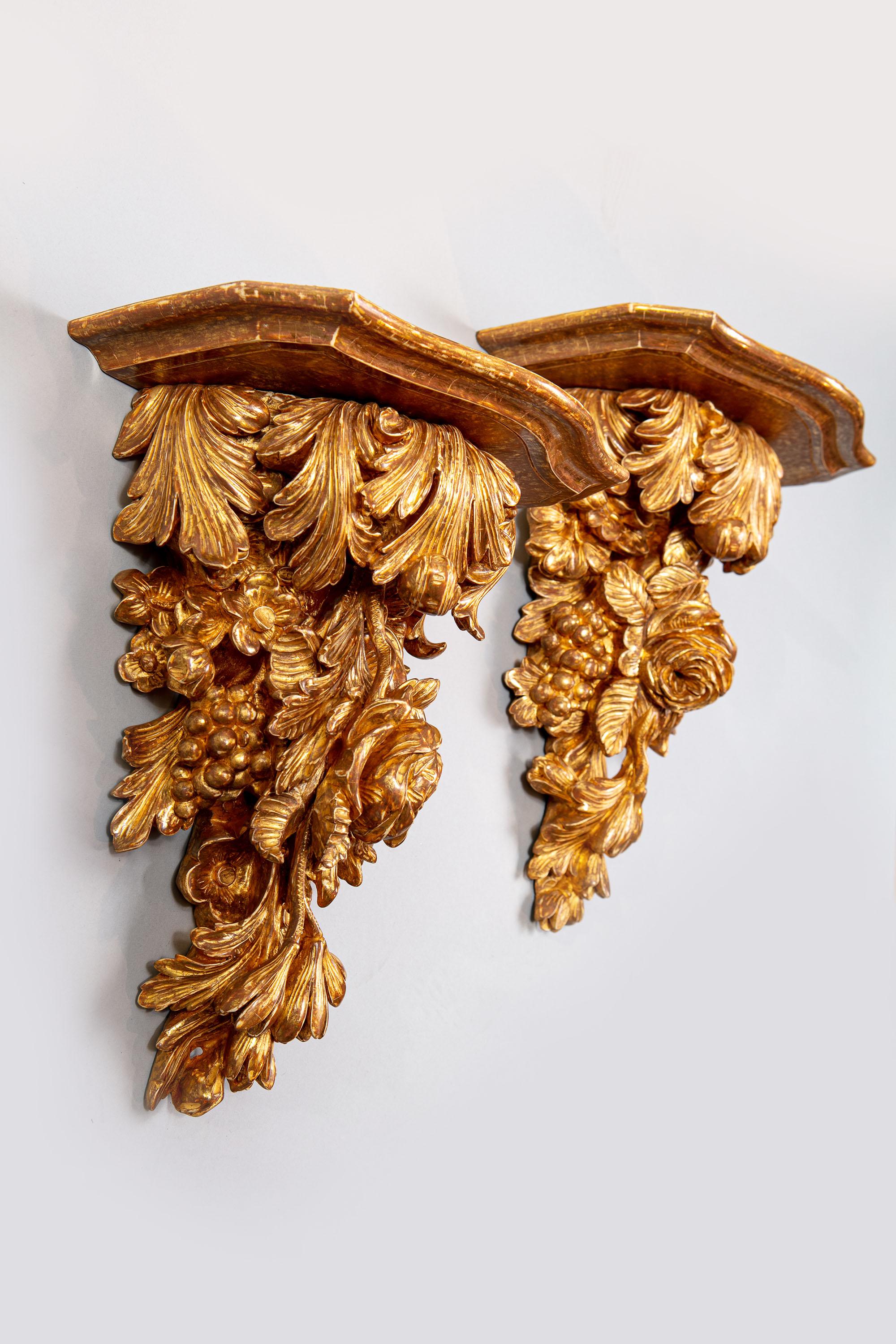 Pair of George III Giltwood Wall Brackets In Excellent Condition For Sale In London, by appointment only