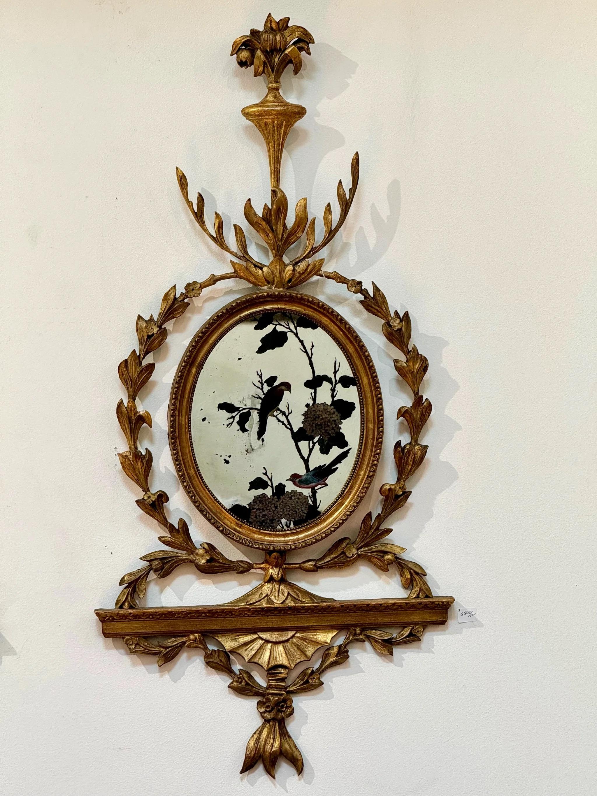 Seltenes Paar Girandolenspiegel oder Wandleuchter mit eglomisierten Vögeln, um 1790.  Diese Applikationen sind seltene, zeitgenössische Beispiele für Hinterglasmalerei mit geschnitzten, vergoldeten Rahmen.

