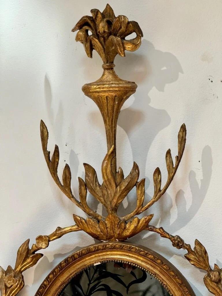Paar Girandolenspiegel aus der George-III-Periode mit eglomise-Vogeln - Wandleuchtern im Zustand „Gut“ im Angebot in Charlottesville, VA