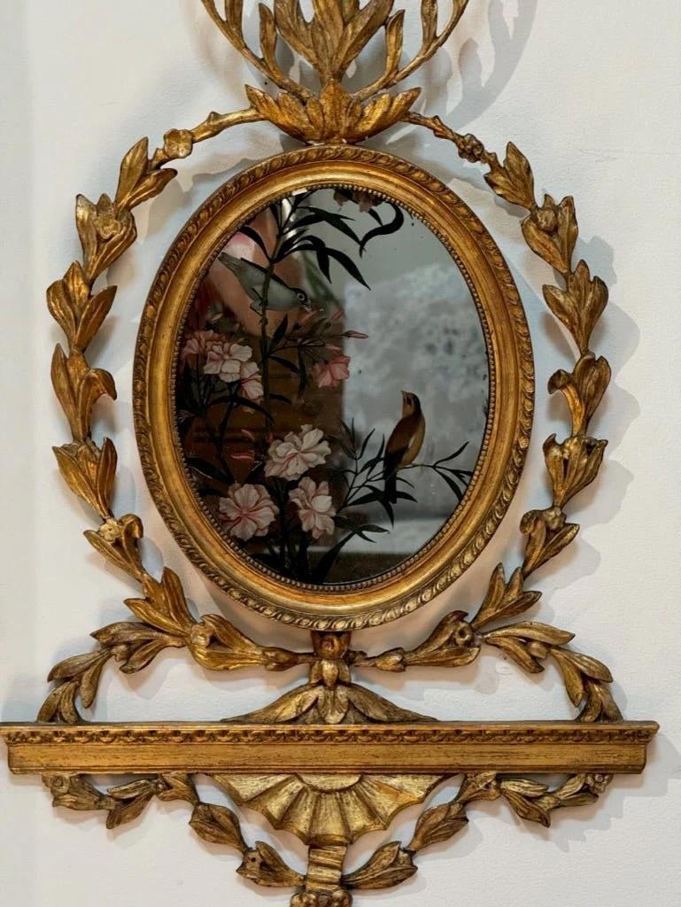 Paar Girandolenspiegel aus der George-III-Periode mit eglomise-Vogeln - Wandleuchtern (18. Jahrhundert und früher) im Angebot