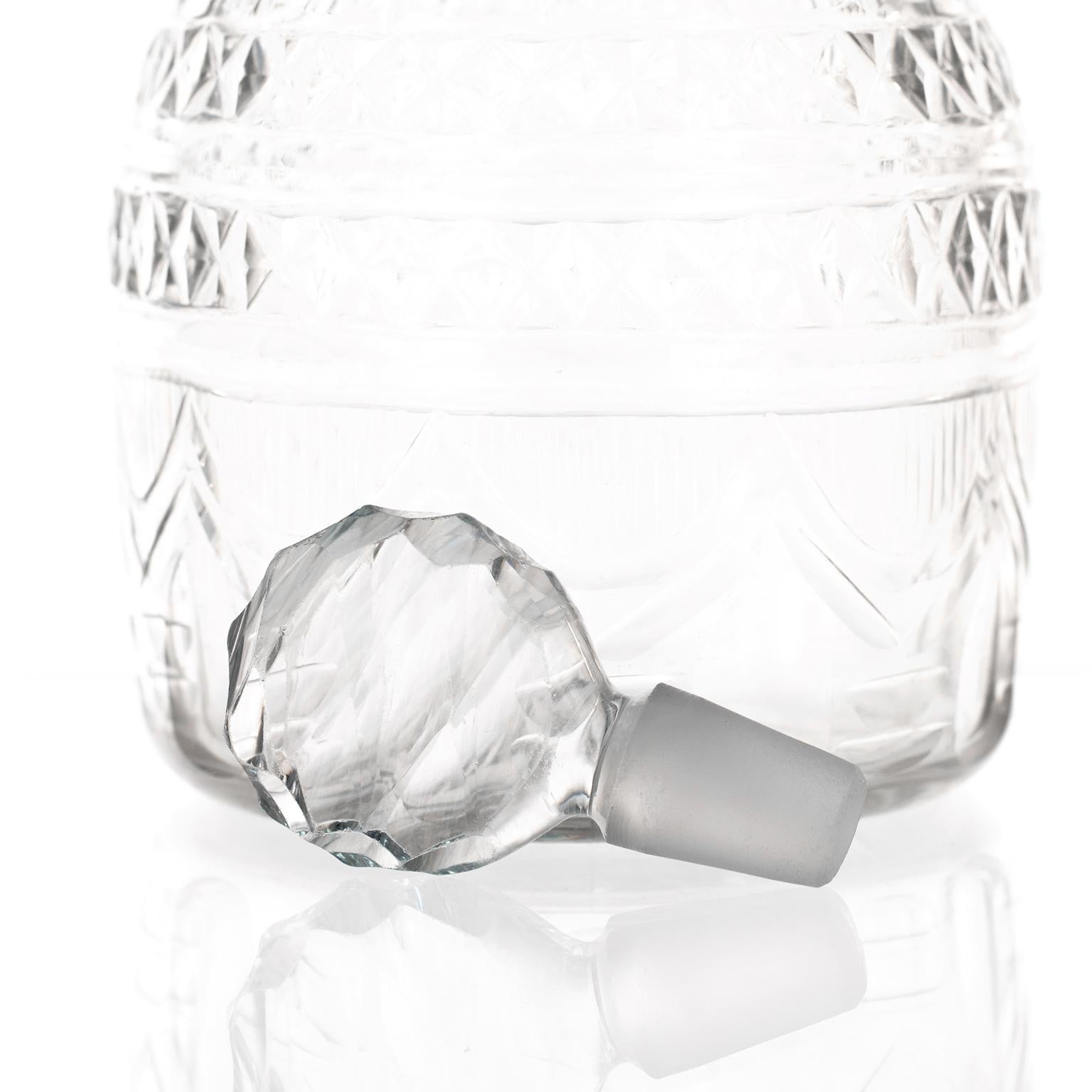 Pair of George III Irish Cut Crystal Decanters In Good Condition In Litchfield, CT