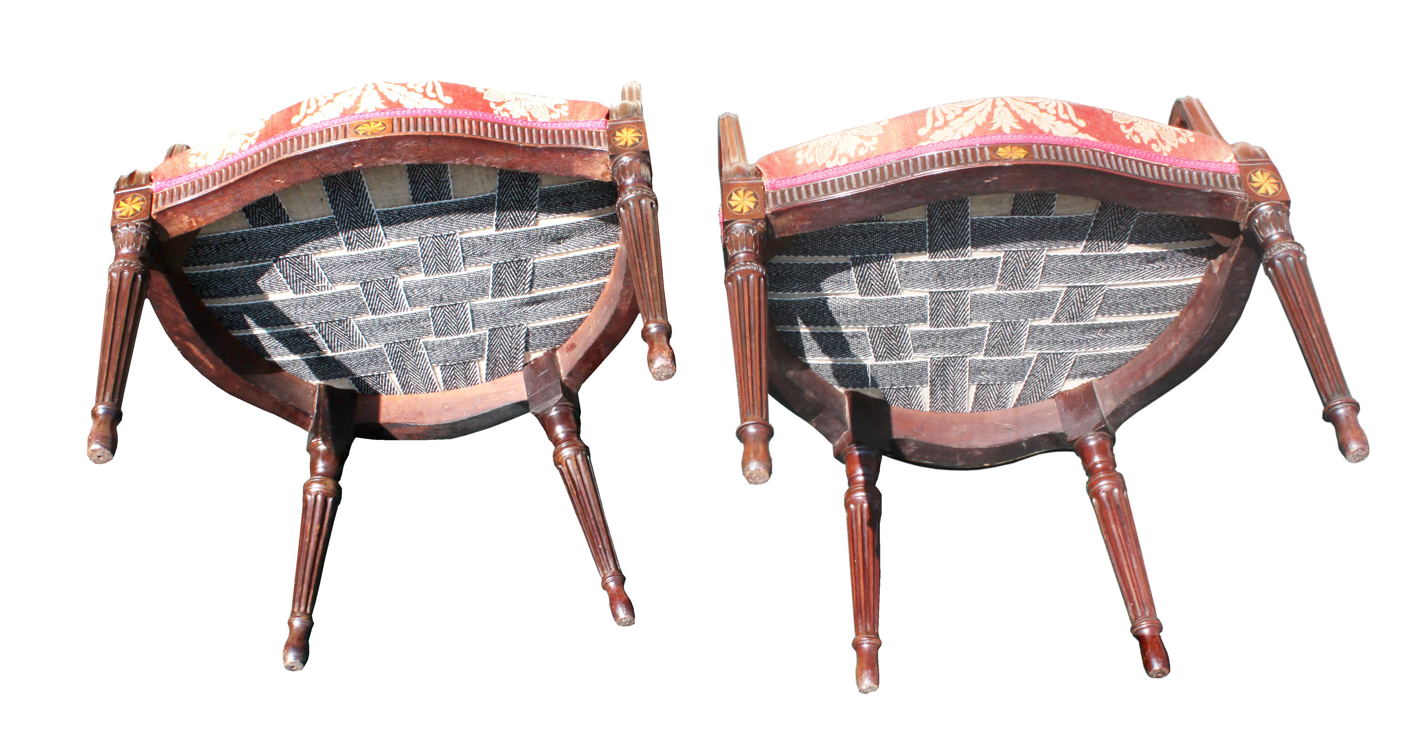 Paar Mahagoni-Sessel aus der George-III-Periode in rotem Damast; Art von John Linnell im Angebot 5