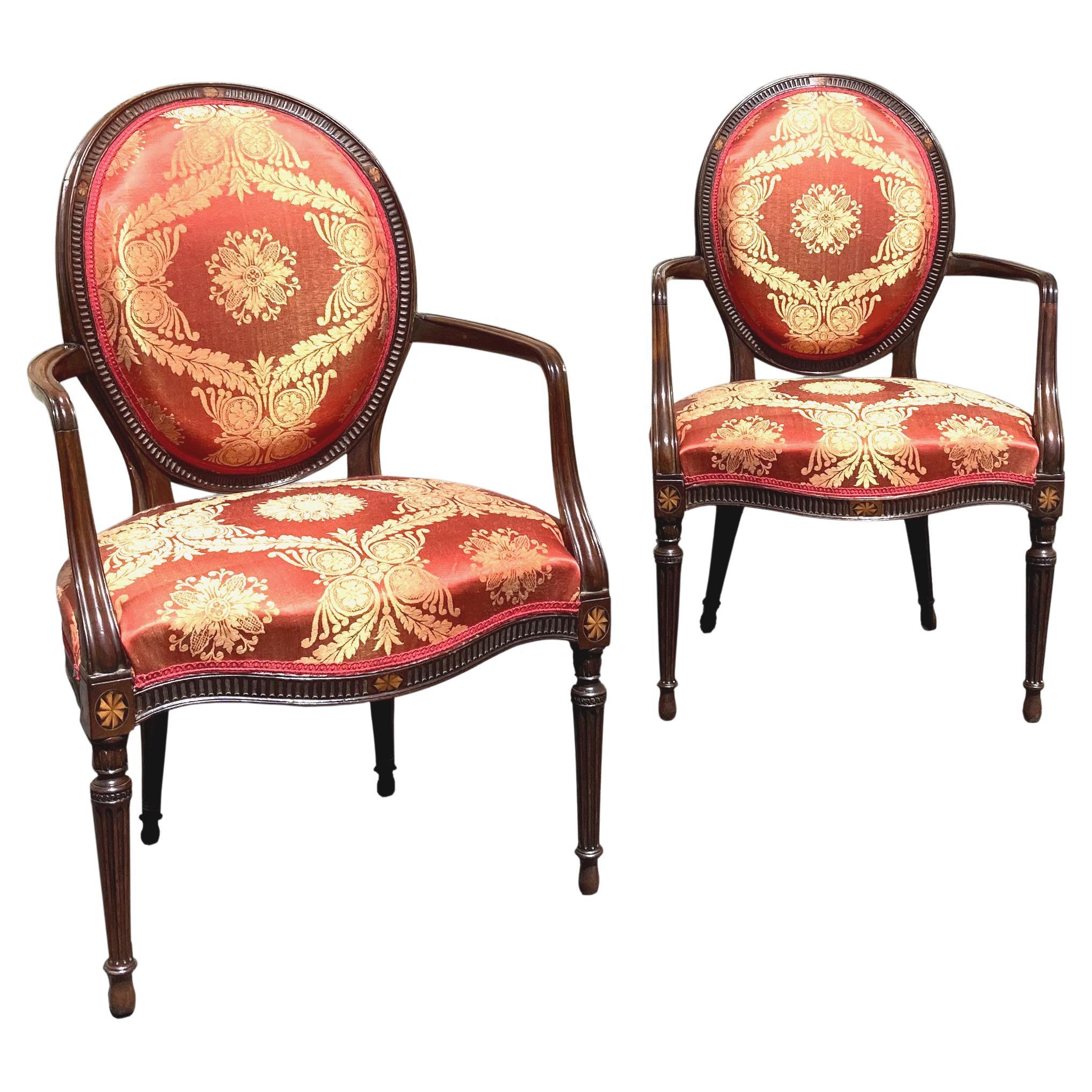 Paire de fauteuils en acajou de style George III en damas rouge, à la manière de John Linnell