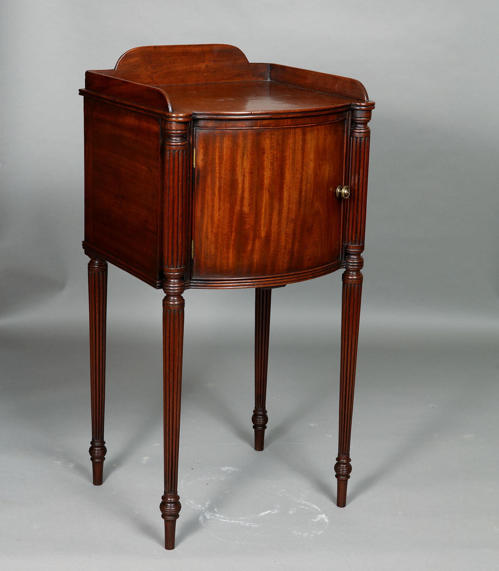 Pair of George III Mahogany Bedside Cabinet Nightstands Manner of Gillows In Good Condition For Sale In London, by appointment only