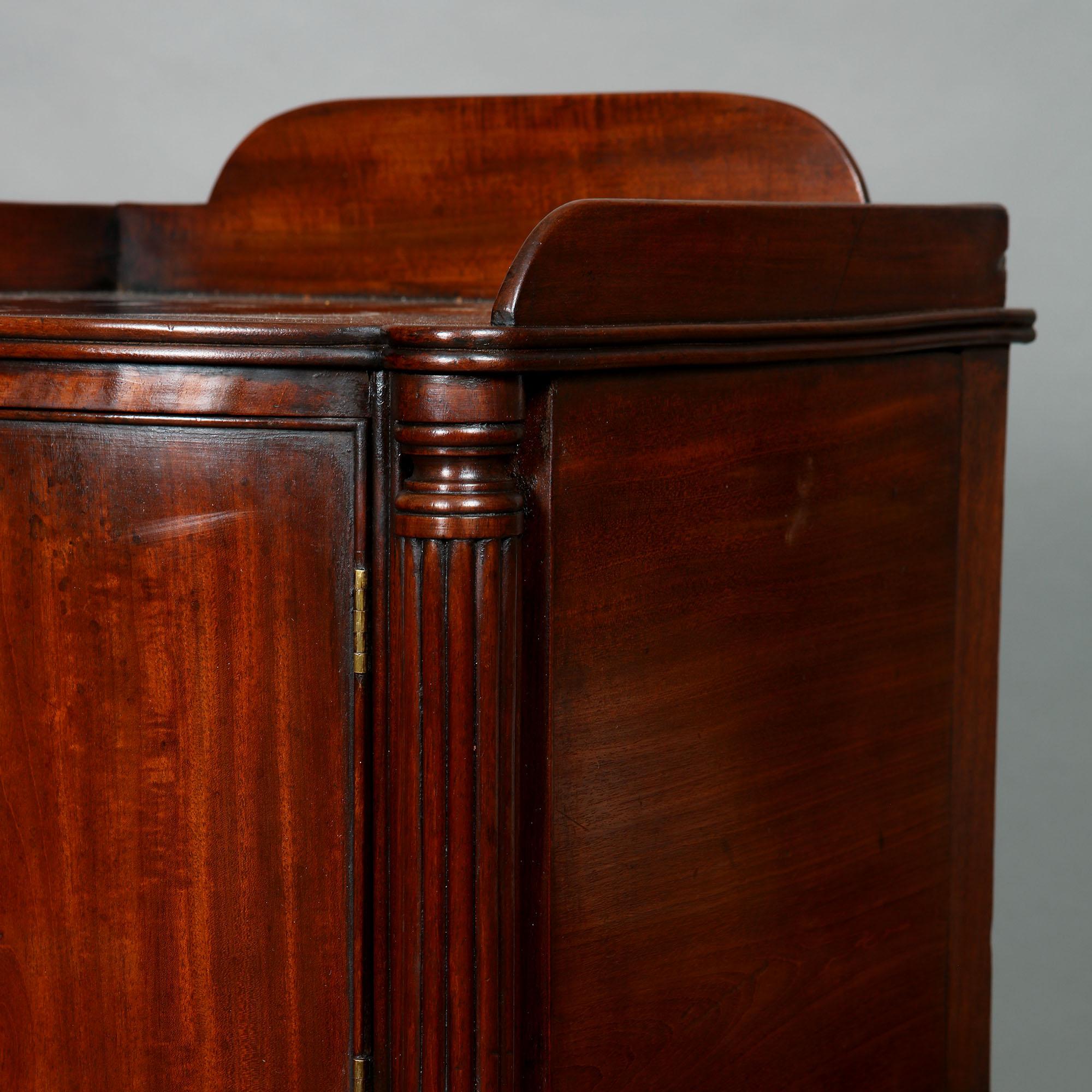 Pair of George III Mahogany Bedside Cabinet Nightstands Manner of Gillows For Sale 2