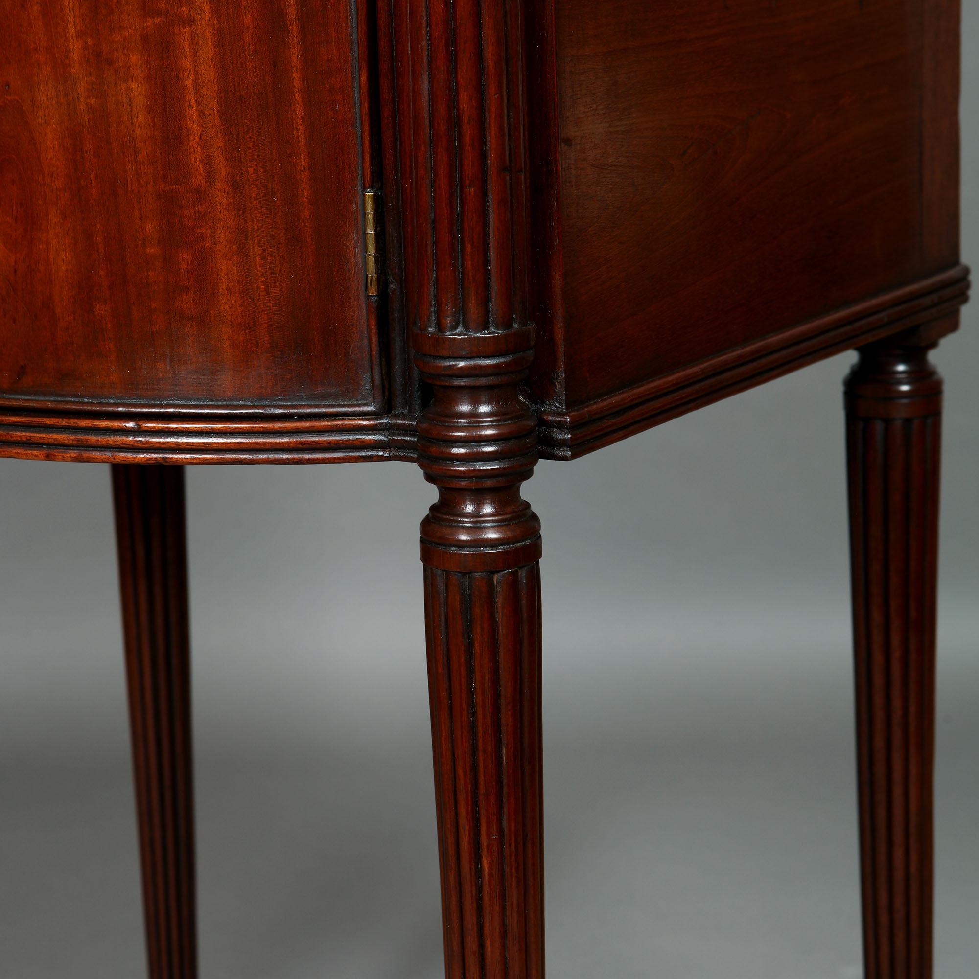 Pair of George III Mahogany Bedside Cabinet Nightstands Manner of Gillows For Sale 4