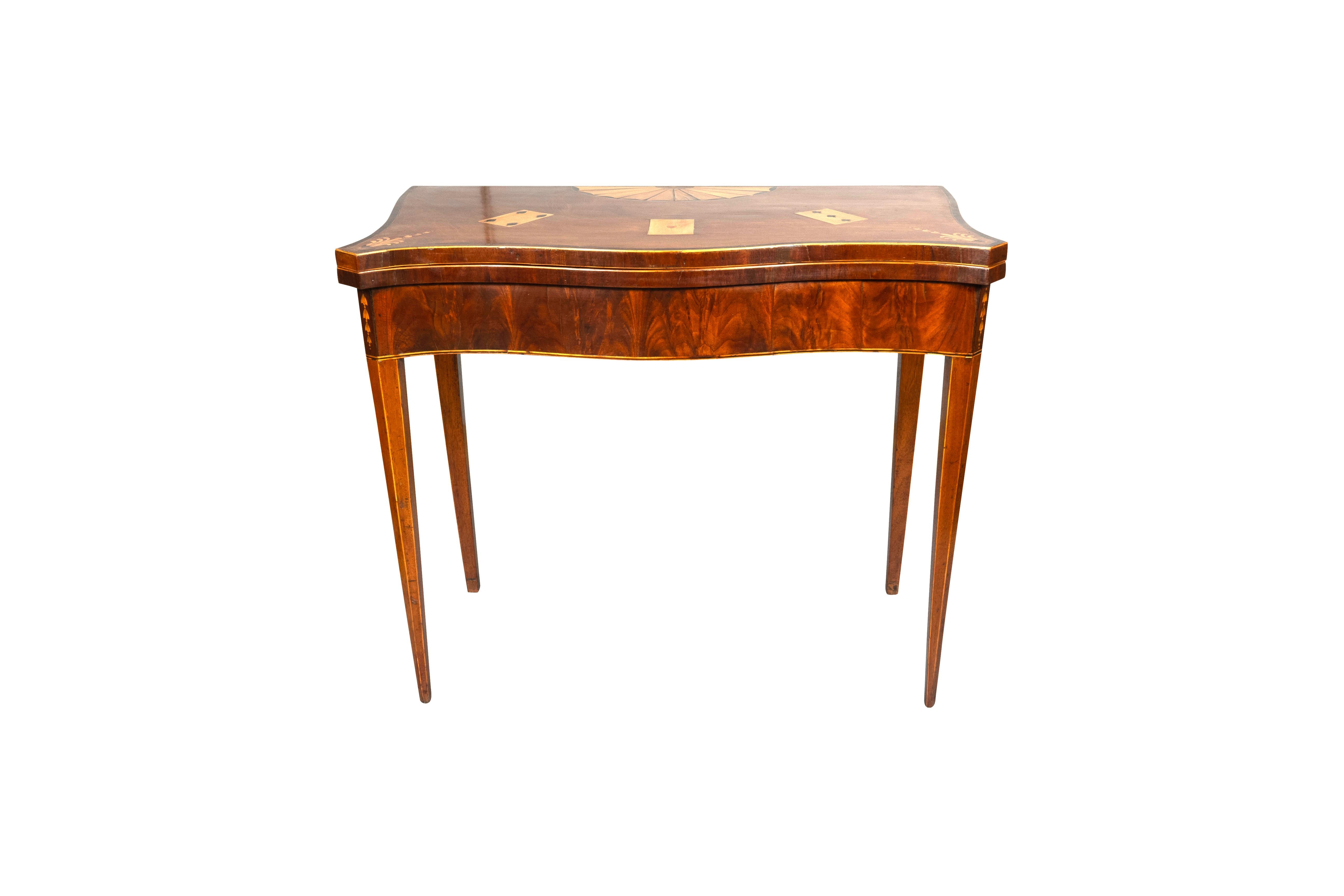 Piano rettangolare con cerniera a serpentina e intarsi di carte da gioco anche sul retro. Fregio a serpentina conforme con gambe quadrate e affusolate.