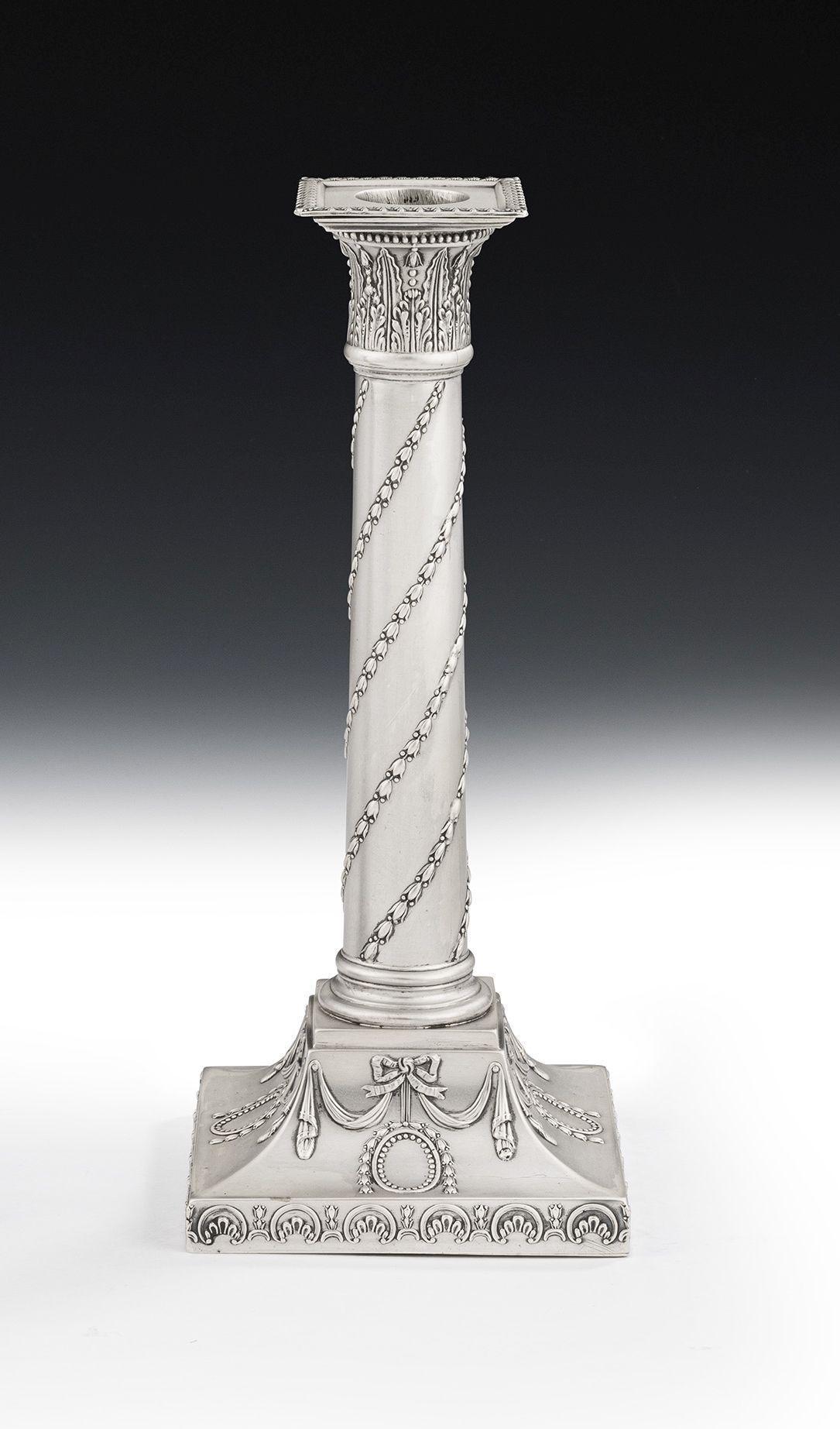 Una coppia molto insolita di candelieri neo-classici di Giorgio III realizzati a Sheffield nel 1775 da John Winter & Company.

I candelieri presentano una base quadrata decorata con una fascia di conchiglie stilizzate in rilievo, in un contorno