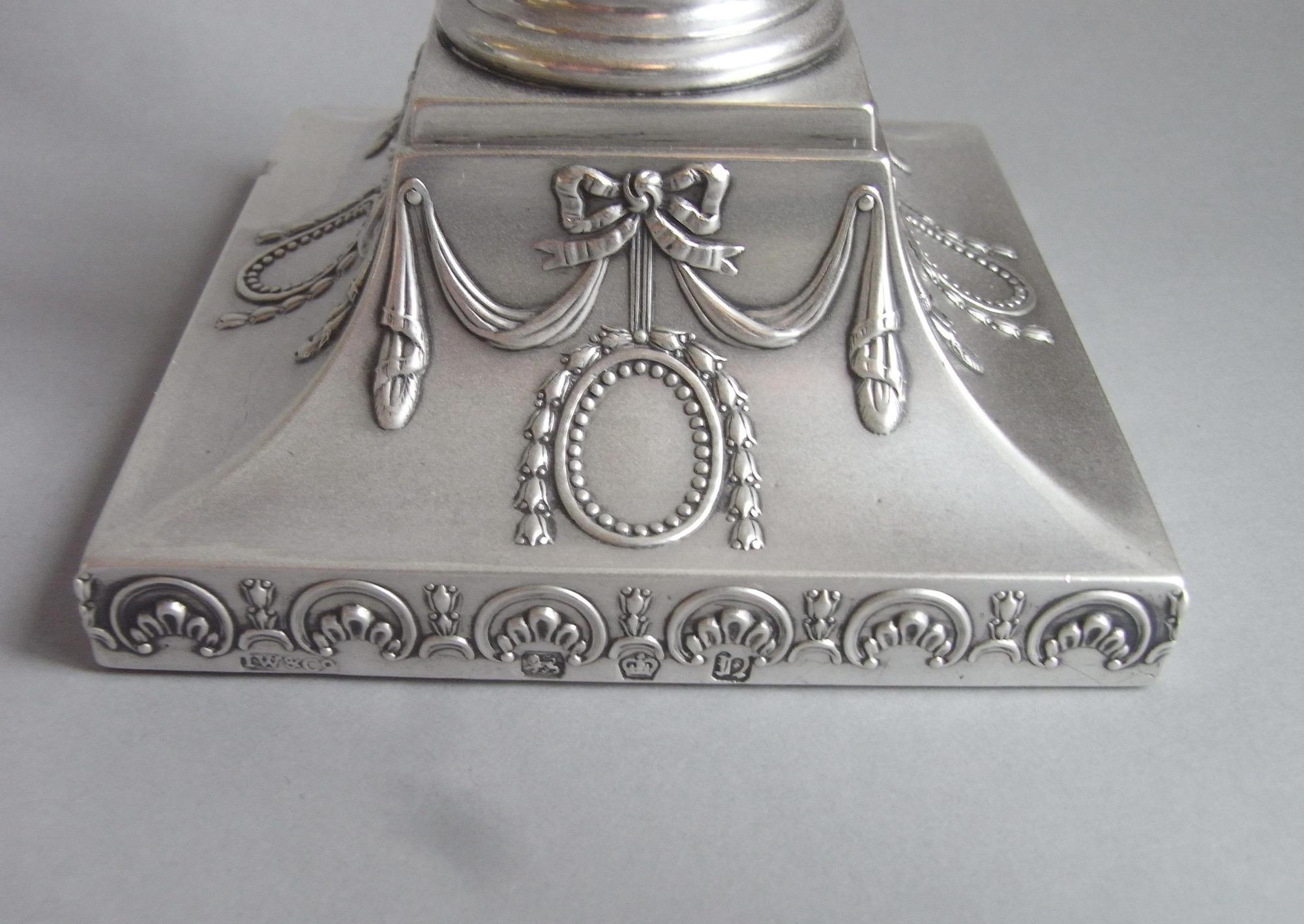 Neoclassico Coppia di candelieri neo-classici di Giorgio III di John Winter & Company, 1775 in vendita
