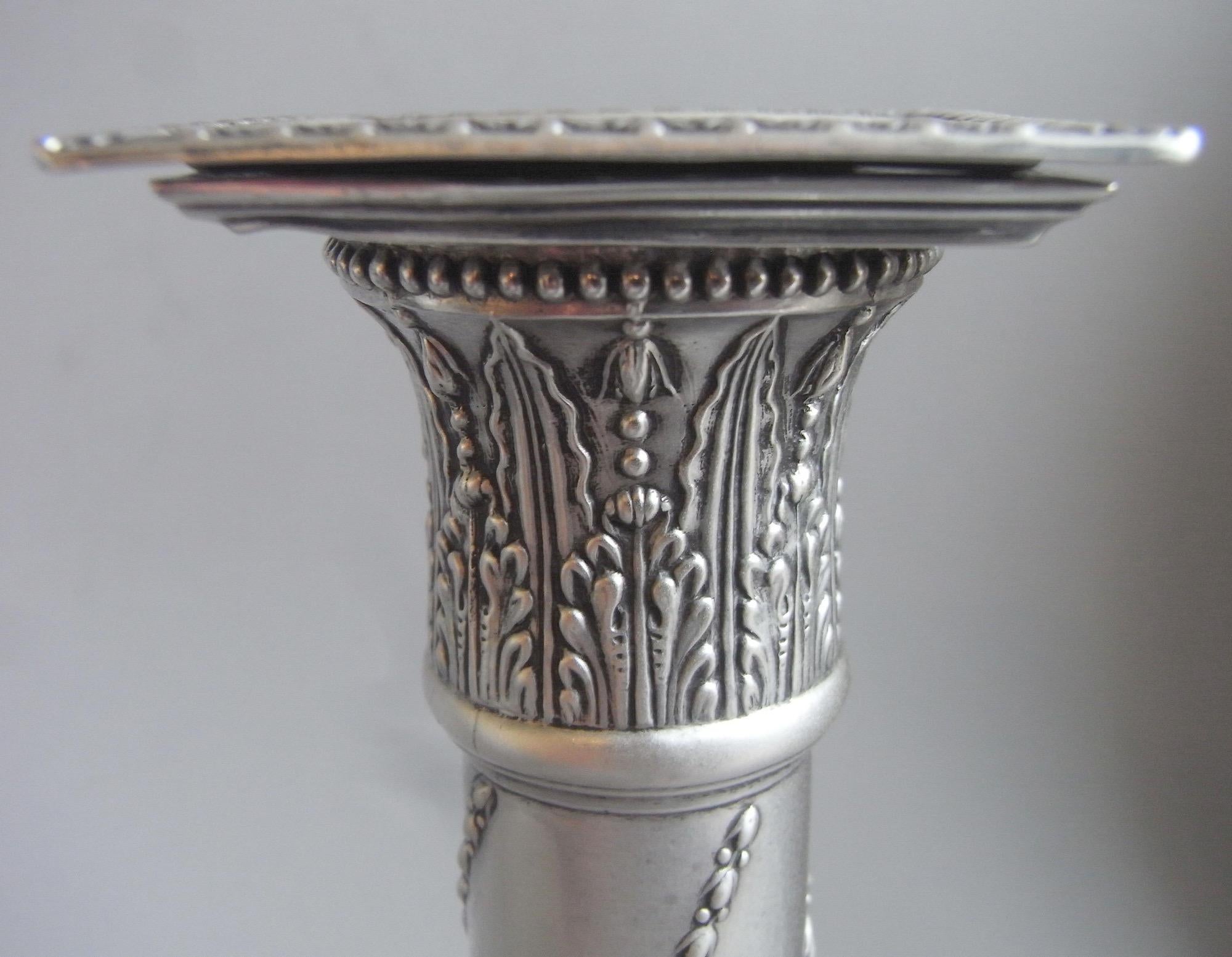 Coppia di candelieri neo-classici di Giorgio III di John Winter & Company, 1775 In condizioni ottime in vendita a London, GB