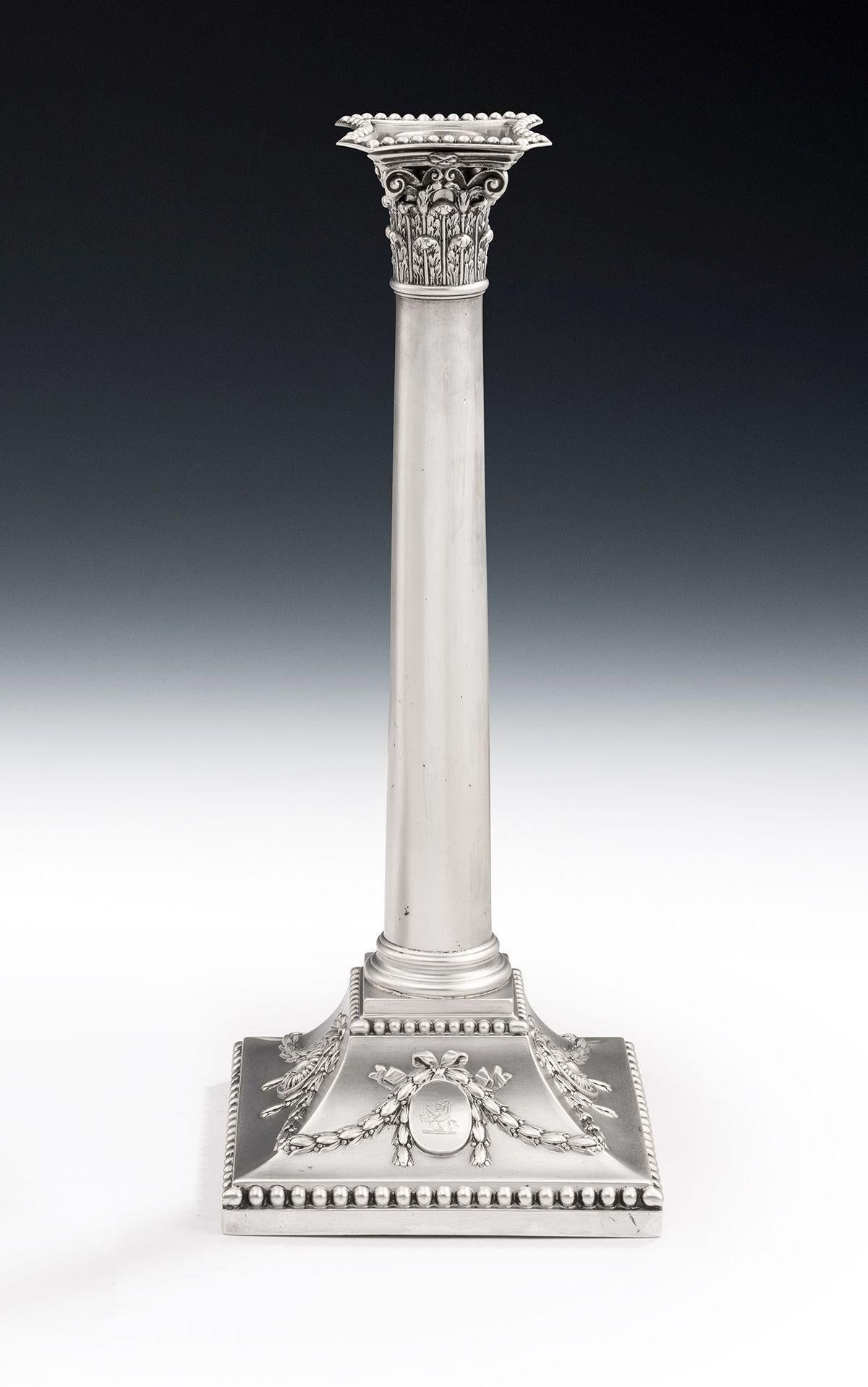 Un'eccezionale coppia di candelieri neo-classici di Giorgio III realizzati a Londra nel 1771 da John Carters.

I candelabri a colonna neo-classici, eccezionalmente raffinati, poggiano su una base quadrata decorata con una vistosa bordatura al di