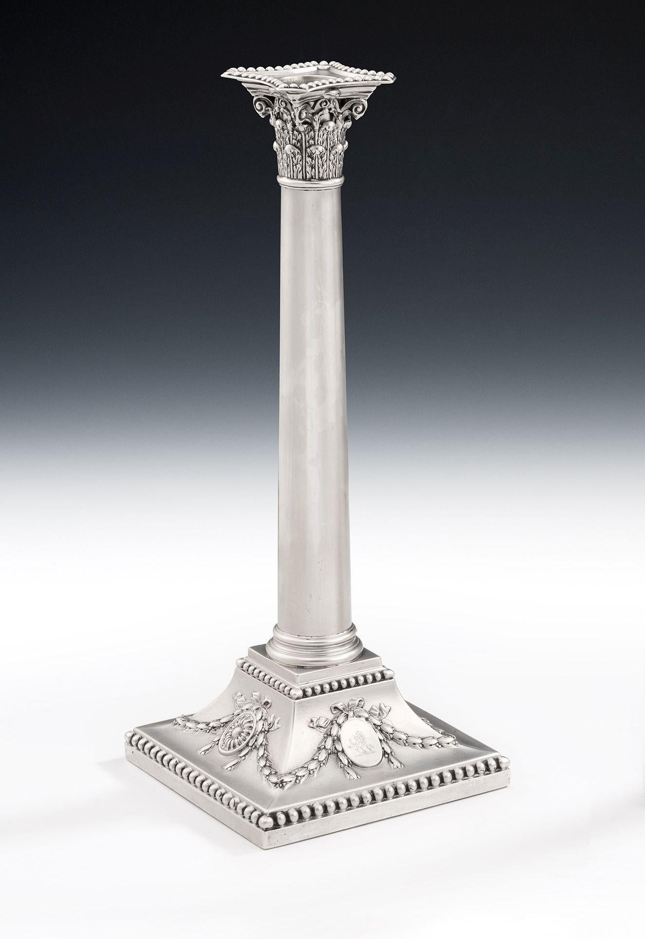 Giorgio III Coppia di candelieri neo-classici di George III realizzati a Londra da John Carter 1771 in vendita