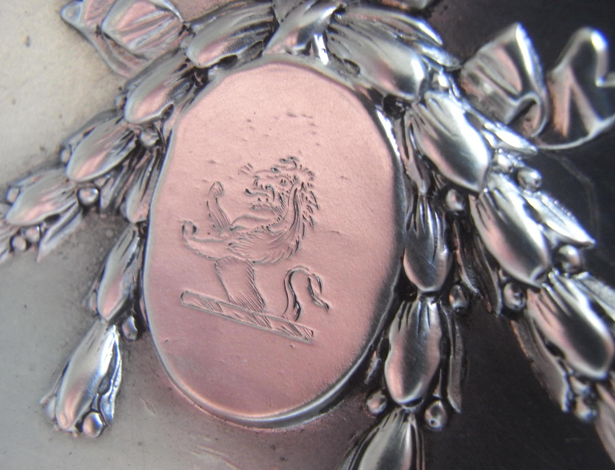 Argento Coppia di candelieri neo-classici di George III realizzati a Londra da John Carter 1771 in vendita