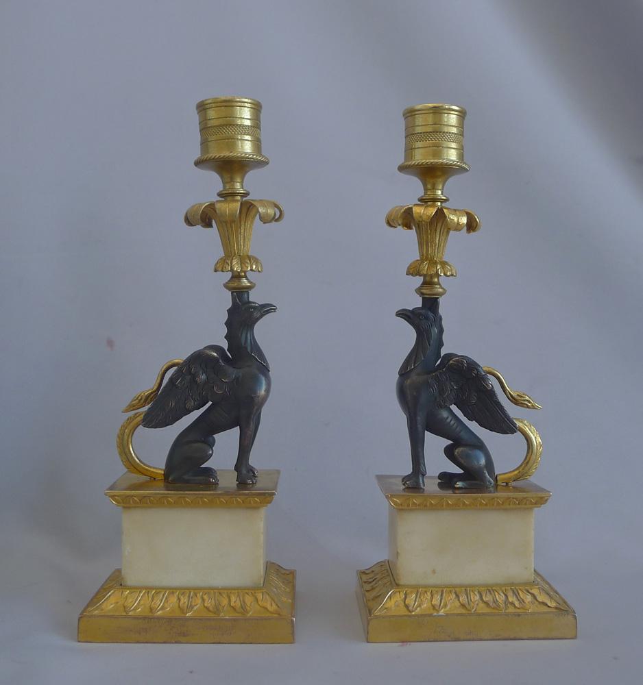 Paar George III.-Kerzenständer aus Goldbronze und Marmor mit Griffin-Muster (Patiniert)