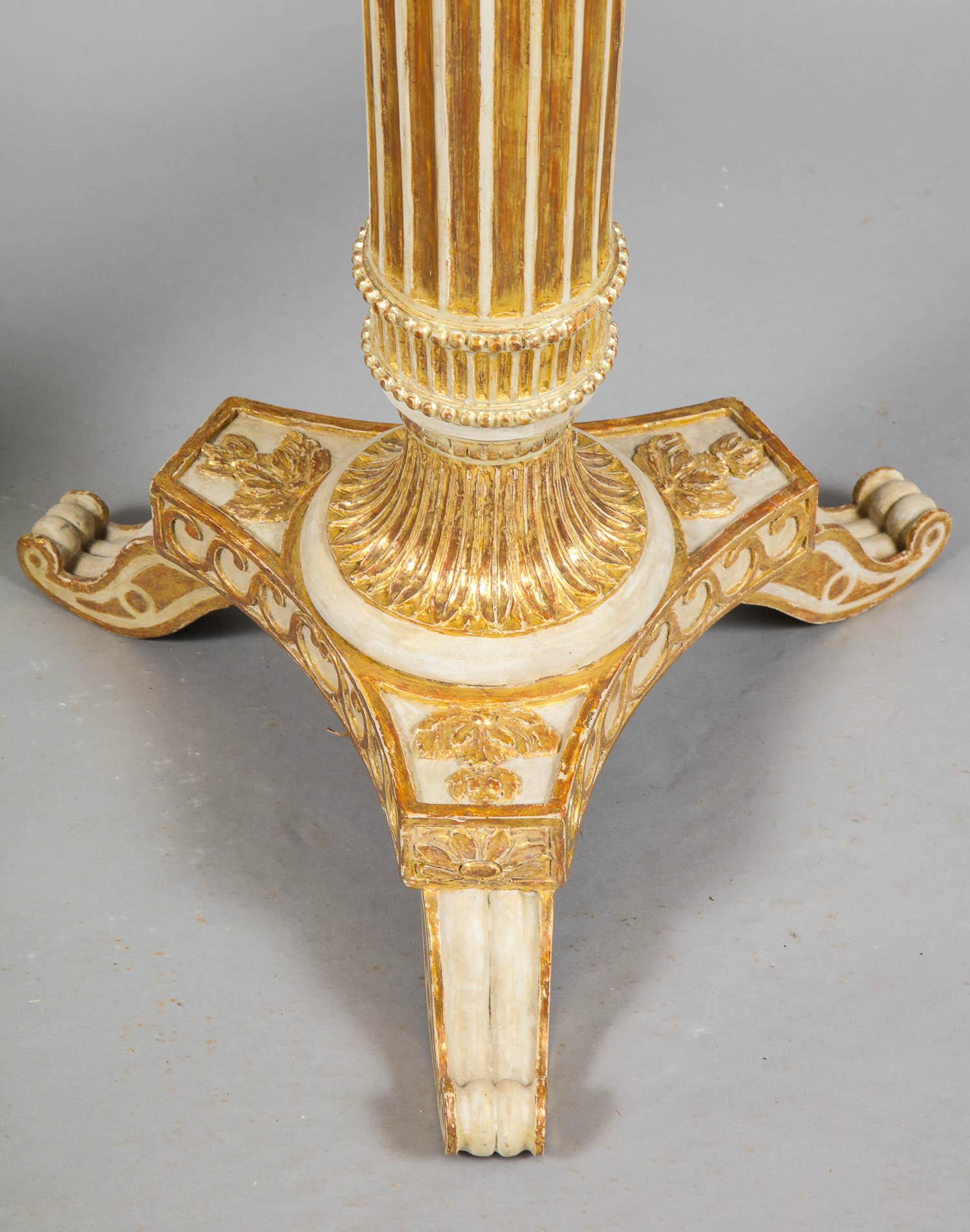 Paire de The Pedestals en bois peint et doré de George III en vente 7