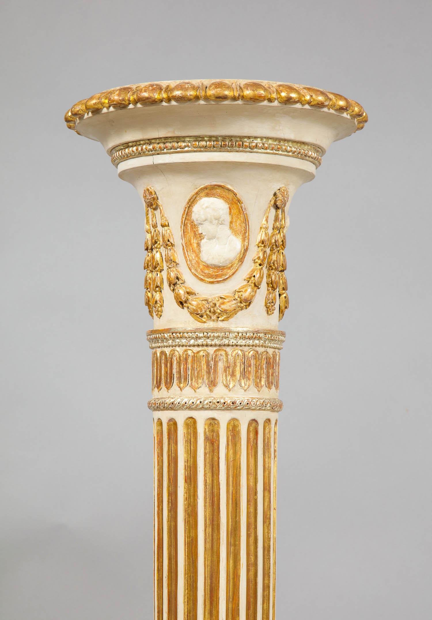 Paire de The Pedestals en bois peint et doré de George III Bon état - En vente à Greenwich, CT