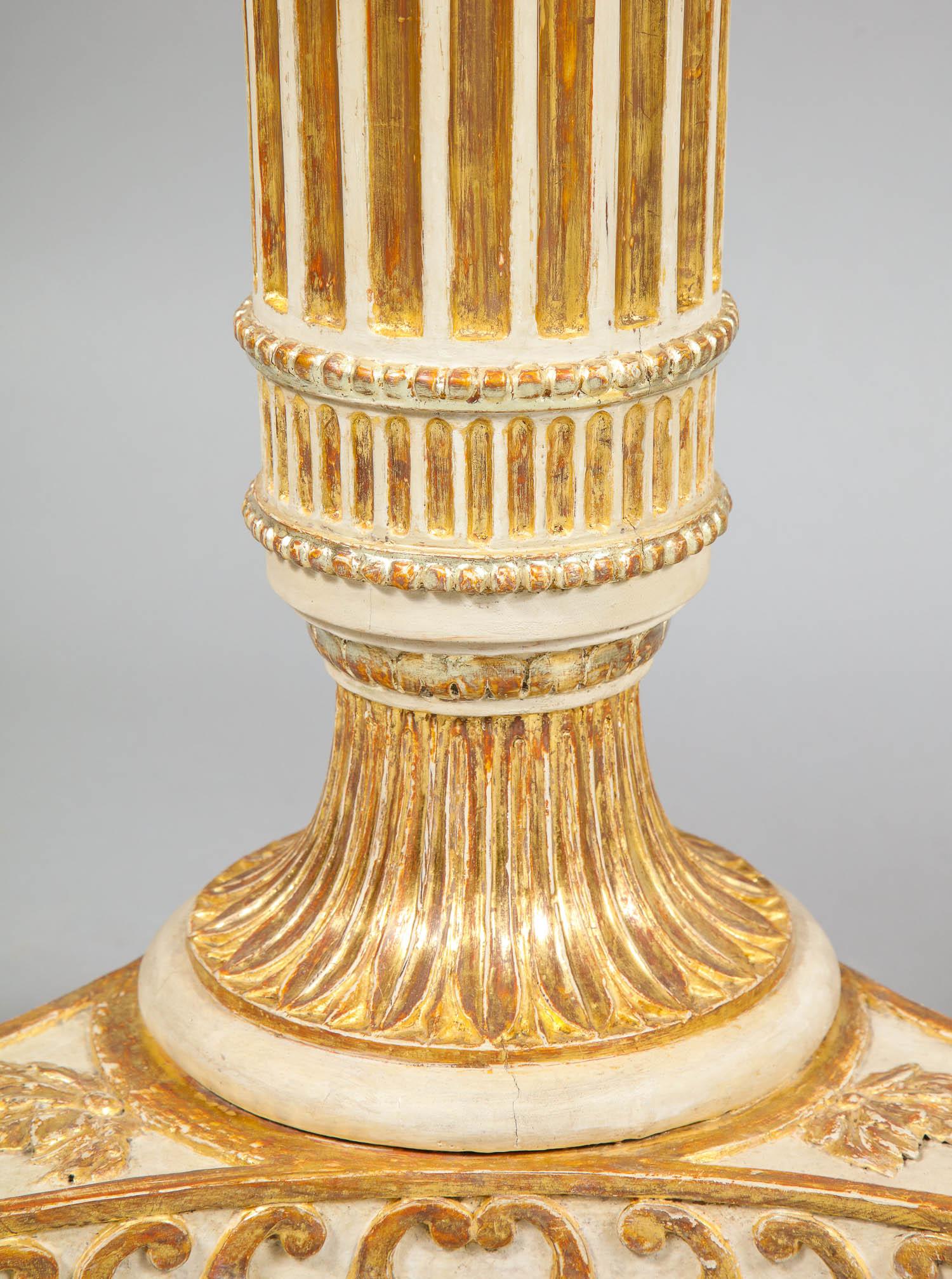 Ein Paar Pedestale aus Giltwood und Gemälden von George III (Vergoldetes Holz) im Angebot