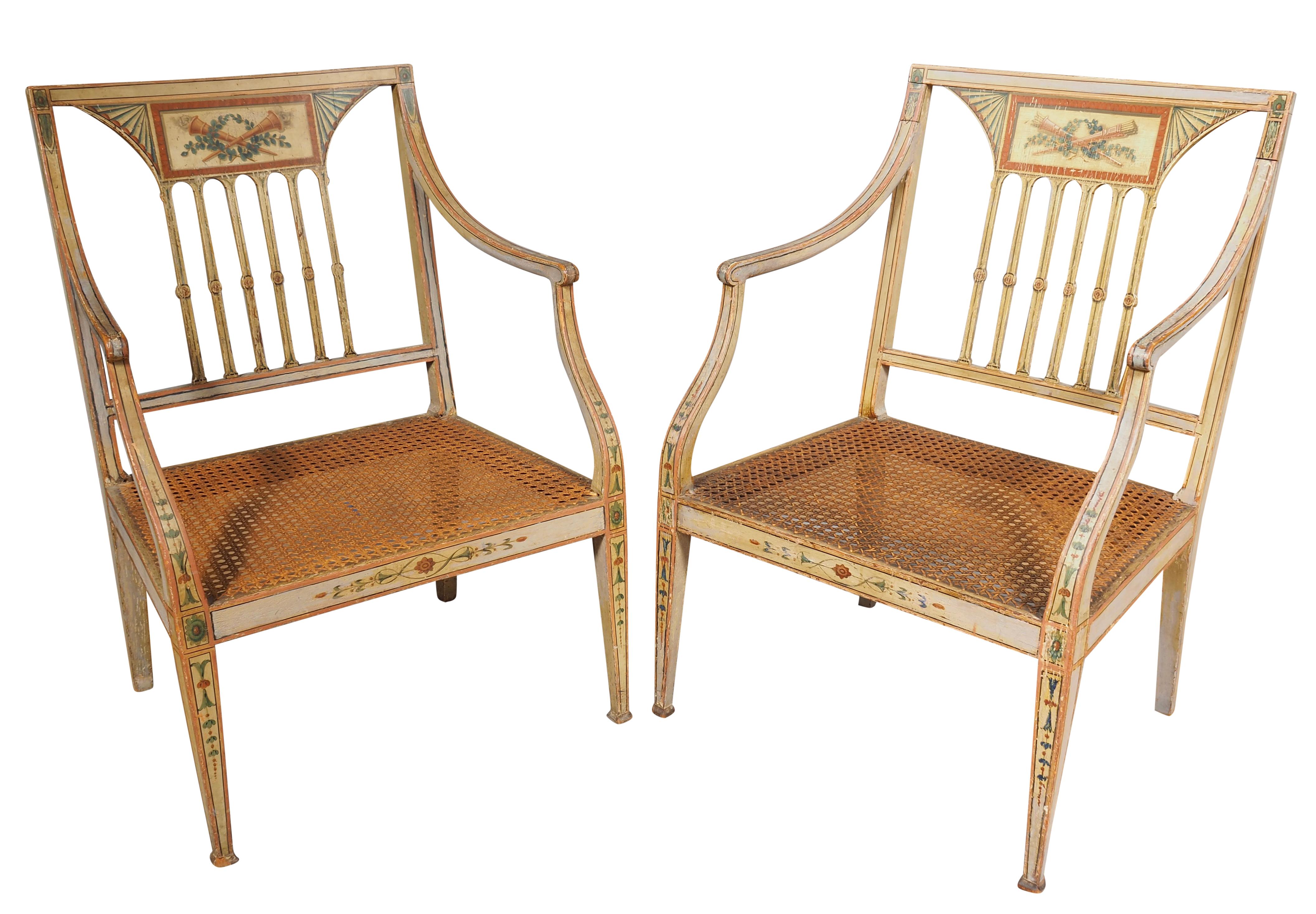 Chacun d'entre eux a un dossier droit et un dosseret percé avec une décoration peinte classique sur un siège canné avec un coussin détaché. Pieds coniques carrés.
Profondeur de l'assise 18,75