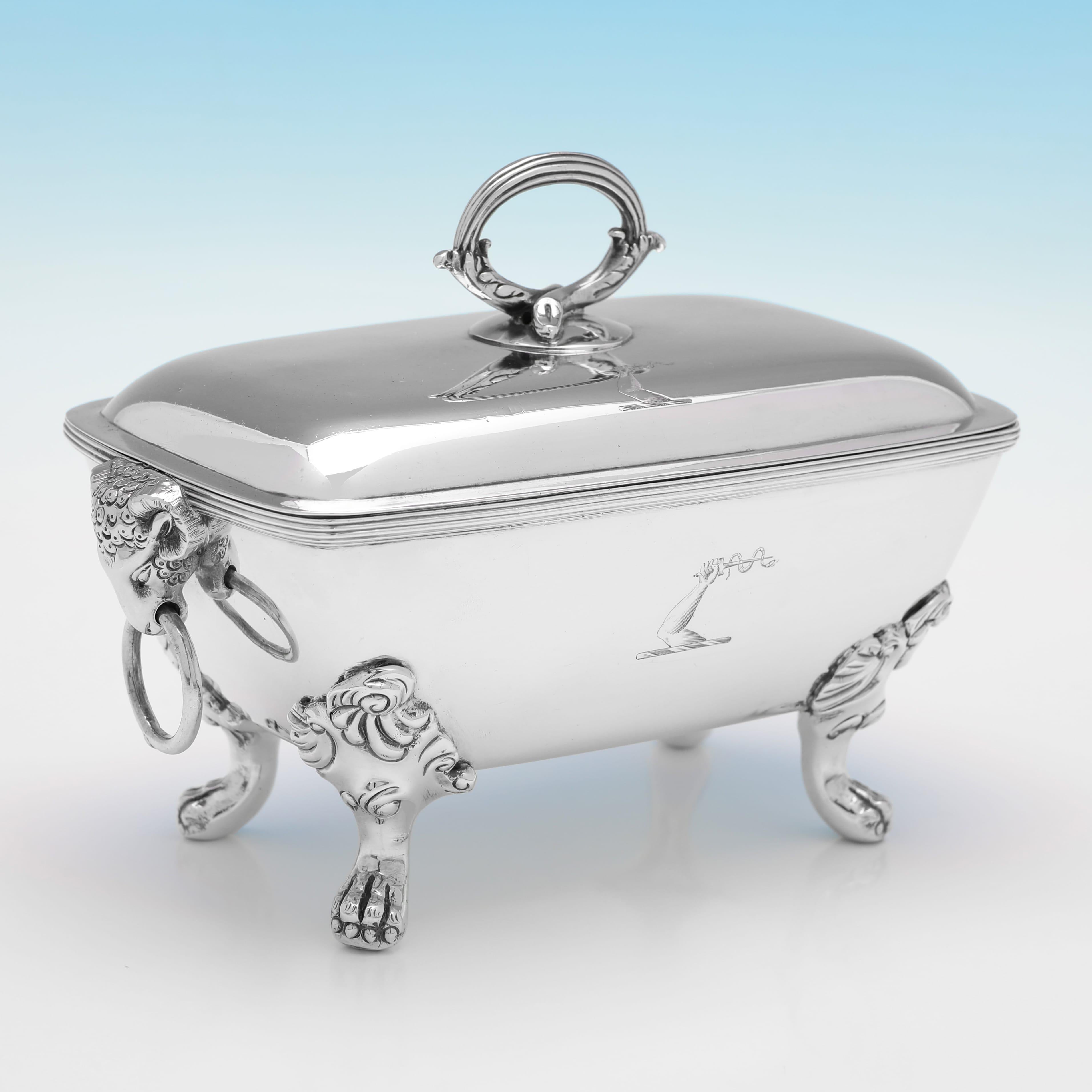 Poinçonnée à Londres en 1801 par John Emes, cette belle paire de soupières de George III, en argent sterling ancien, est de forme rectangulaire, avec des poignées en anneau en forme de masque de bélier et des écussons gravés. Chaque soupière mesure