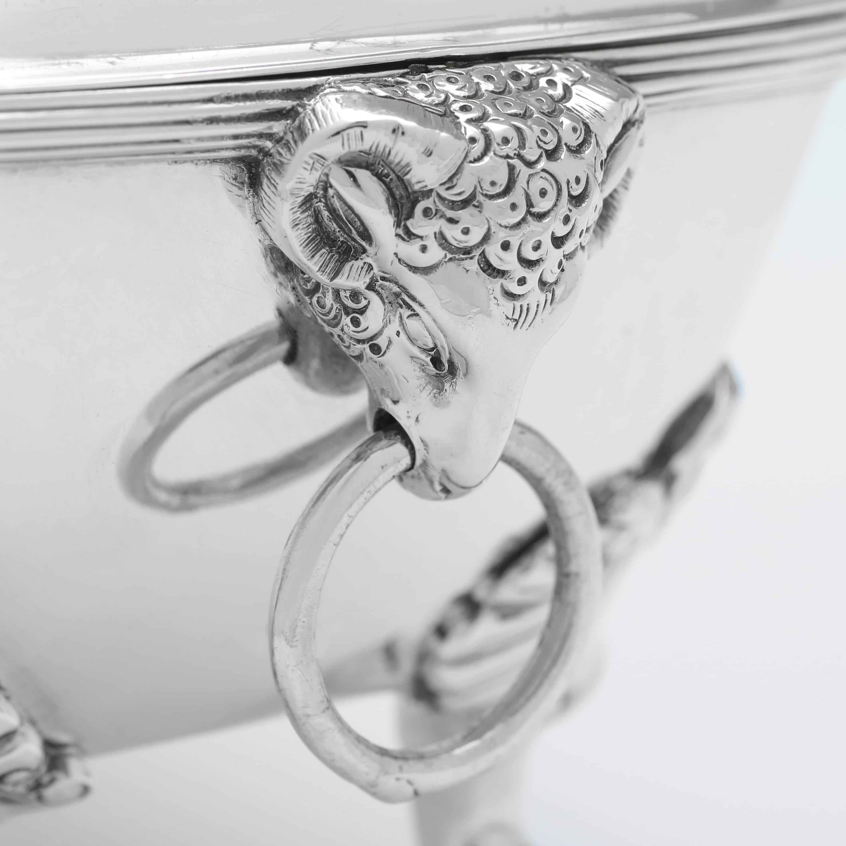 Début du XIXe siècle Paire de soupières à sauce en argent massif d'époque George III, fabriquées en 1801 en vente