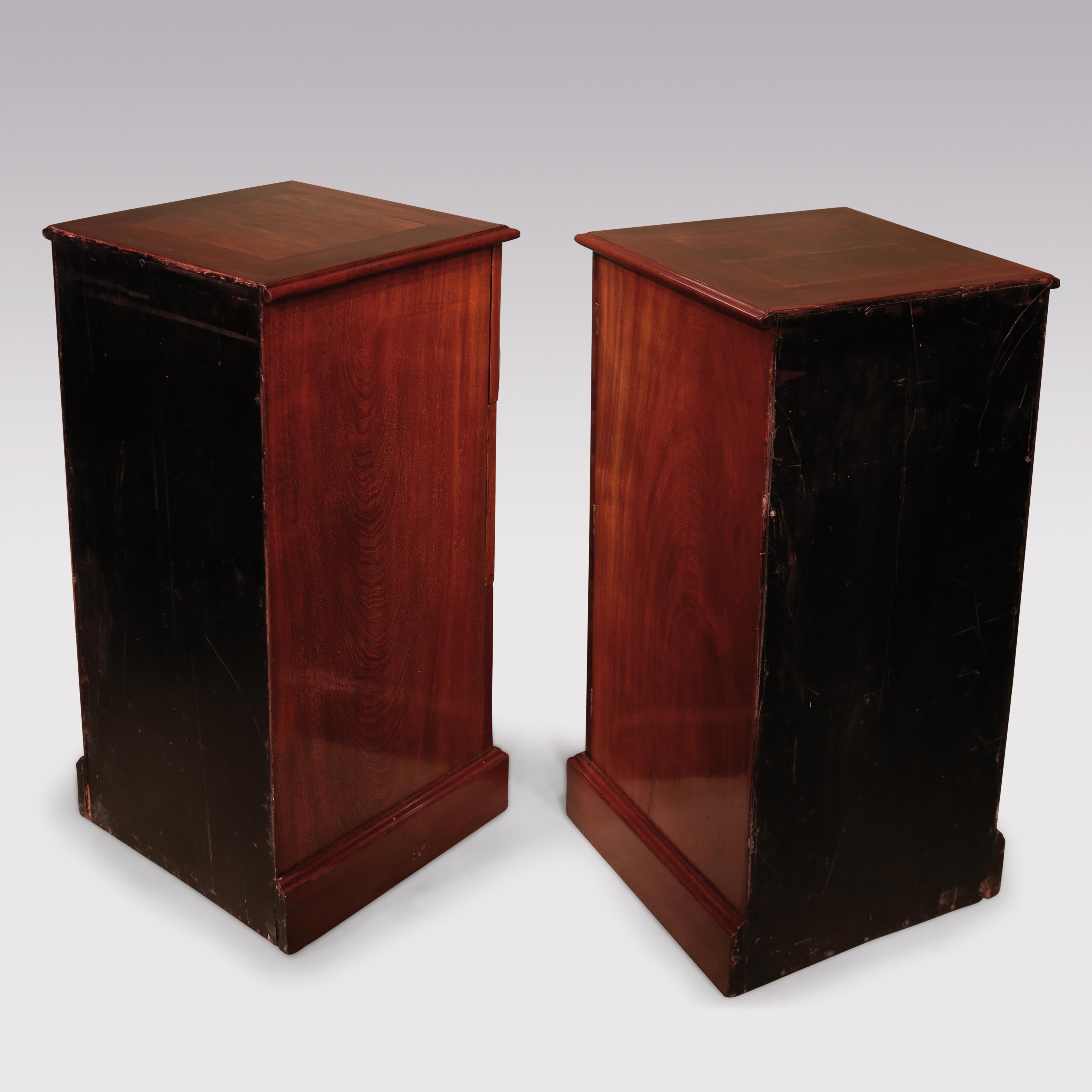 Pair of George III Period Mahogany Dining Room Pedestal Cupboards In Good Condition In London, GB