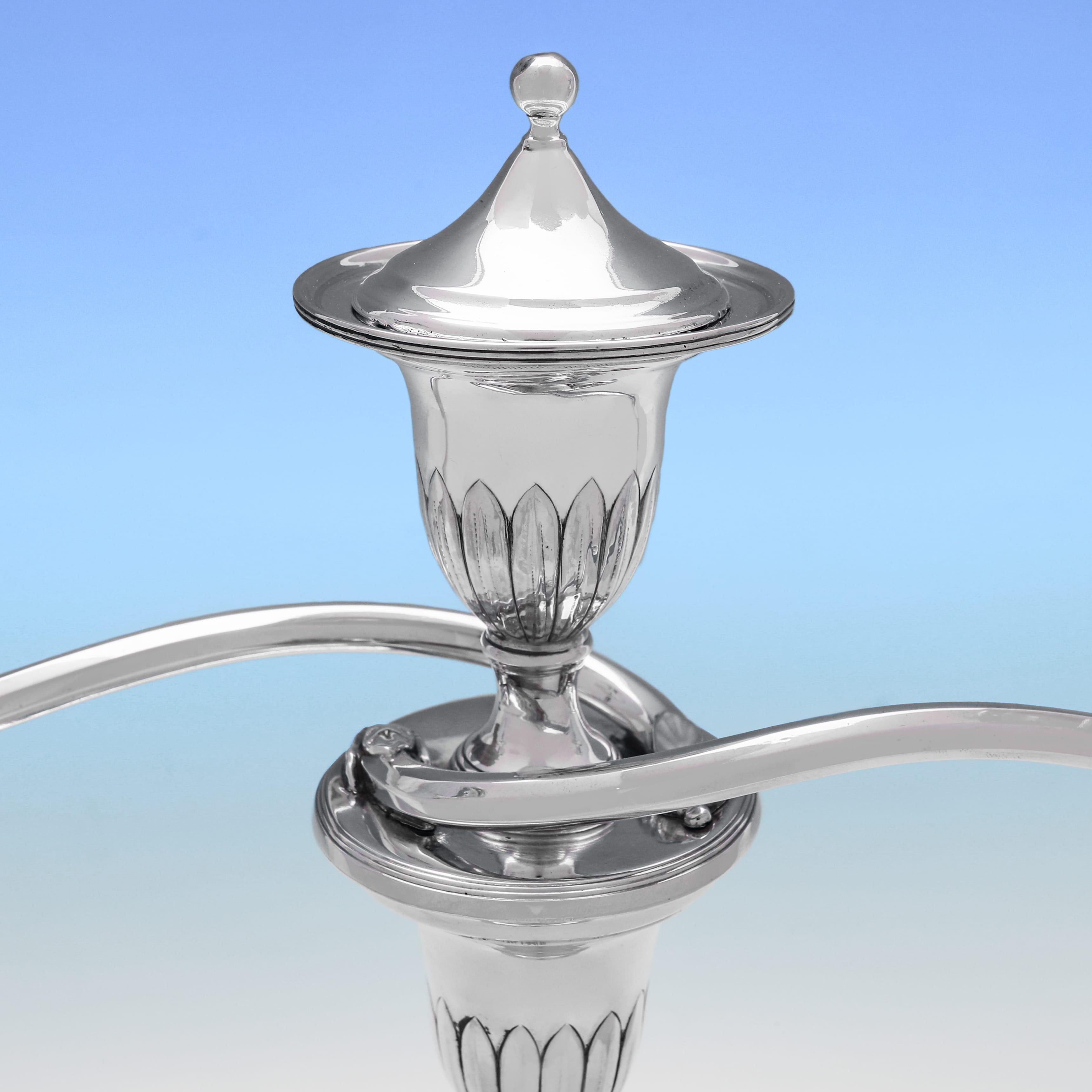 Pair of George III period sterling silver candelabra made in 1799 In Good Condition For Sale In London, London