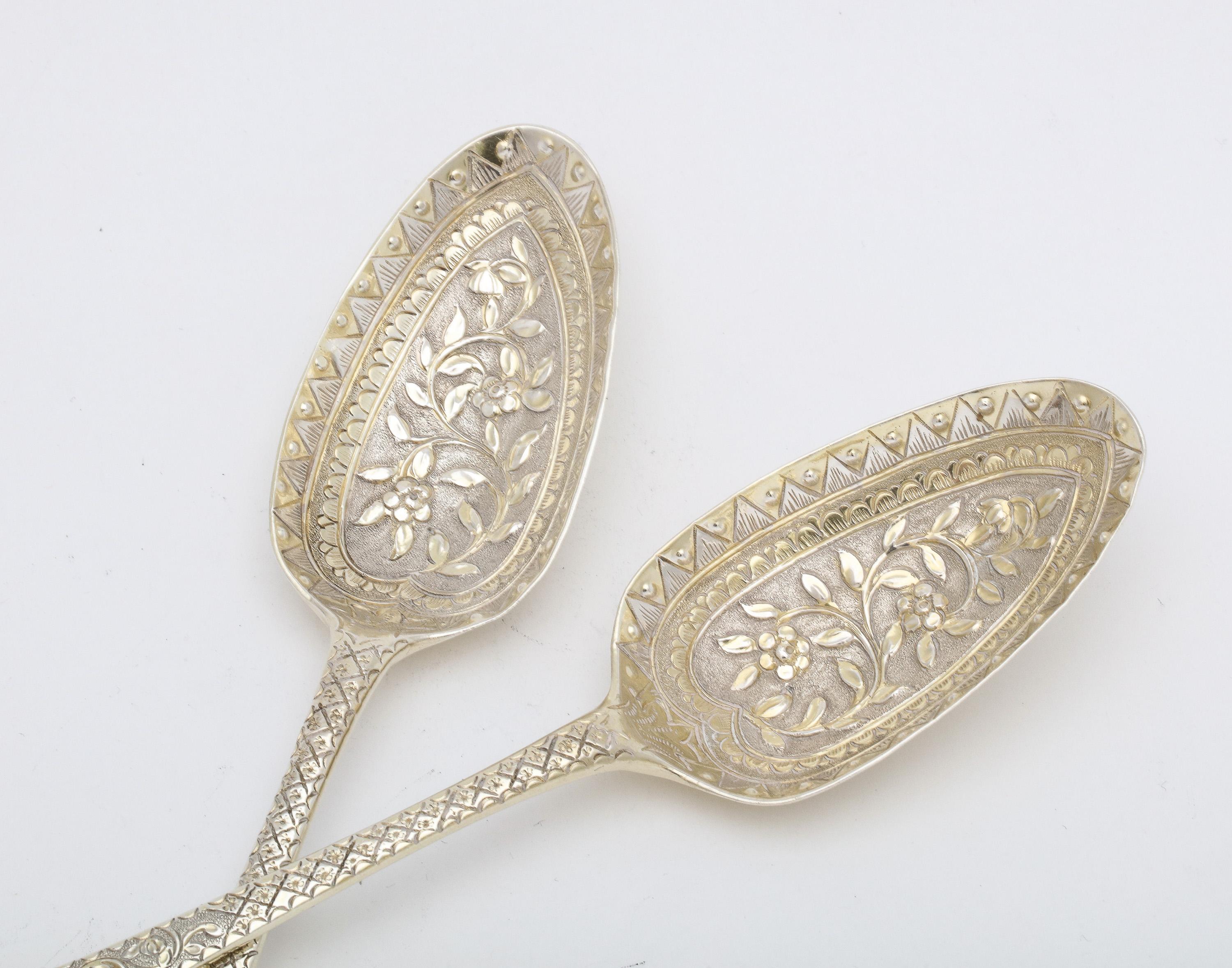 Pareja de cucharas de servir de plata dorada de la época de Jorge III en venta 4