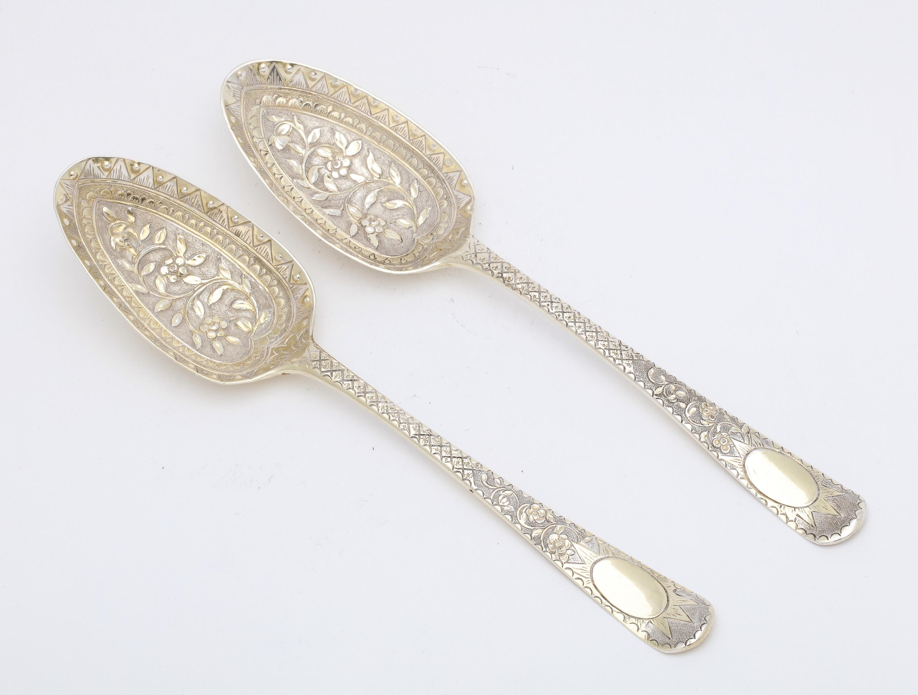 Pareja de cucharas de servir de plata dorada de la época de Jorge III Dorado en venta