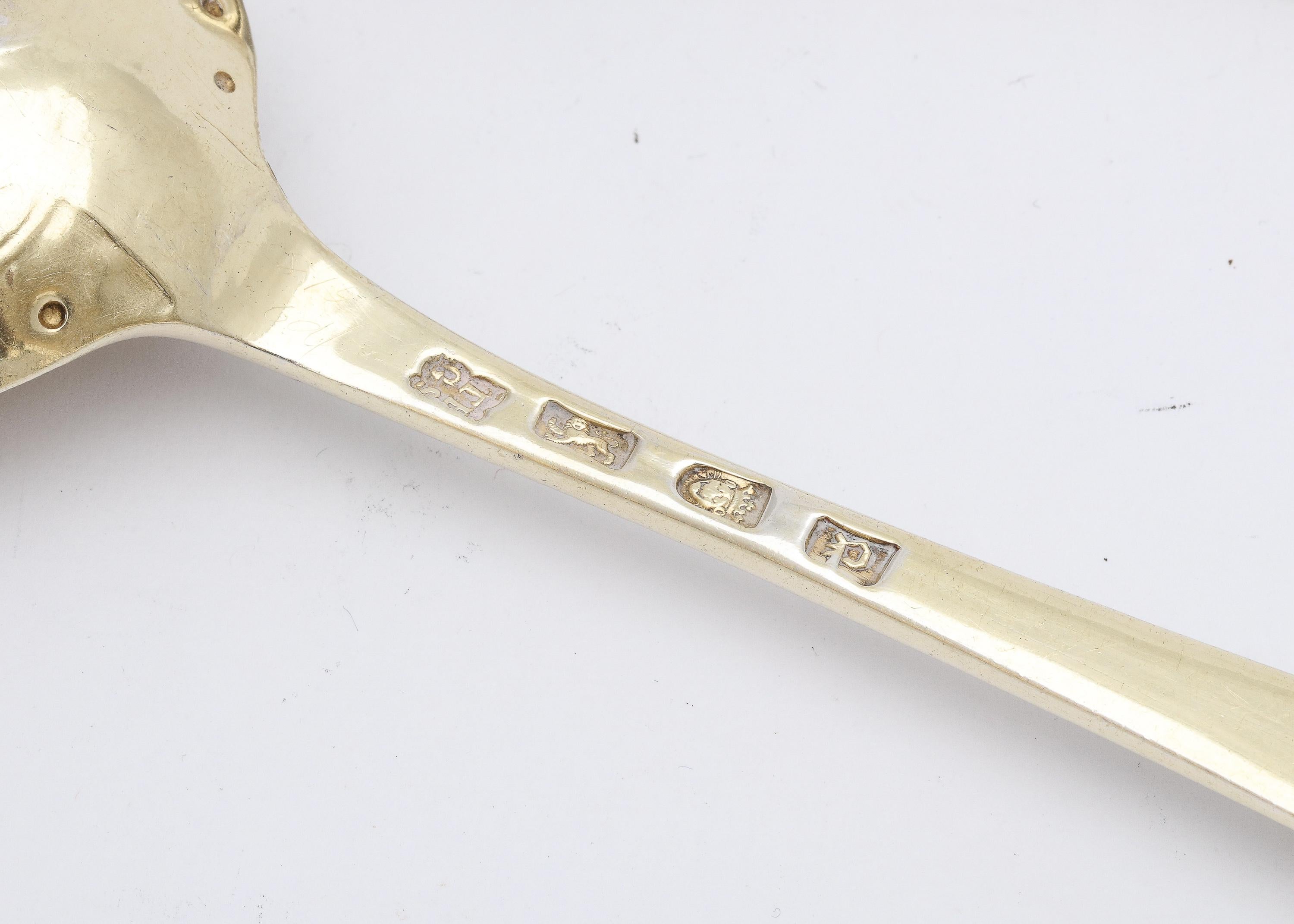Pareja de cucharas de servir de plata dorada de la época de Jorge III Oro en venta