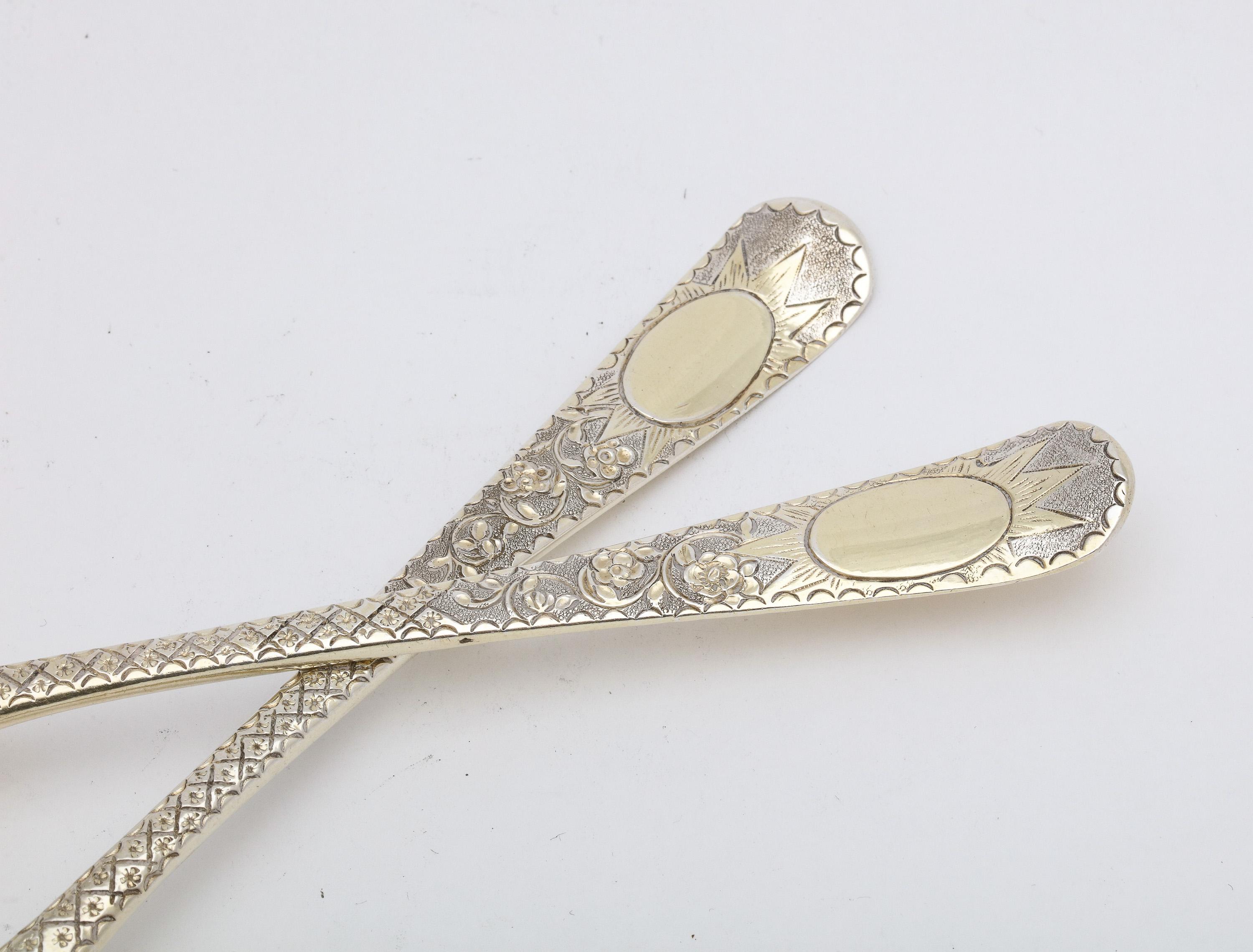 Pareja de cucharas de servir de plata dorada de la época de Jorge III en venta 2