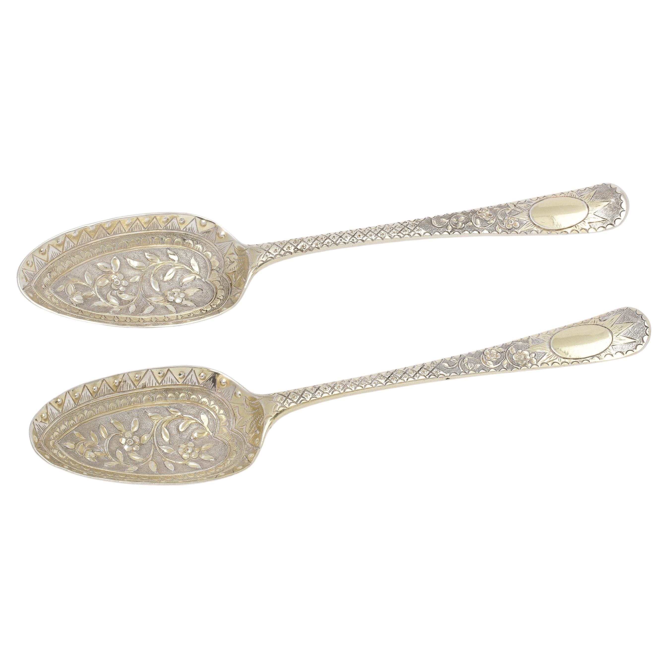 Pareja de cucharas de servir de plata dorada de la época de Jorge III