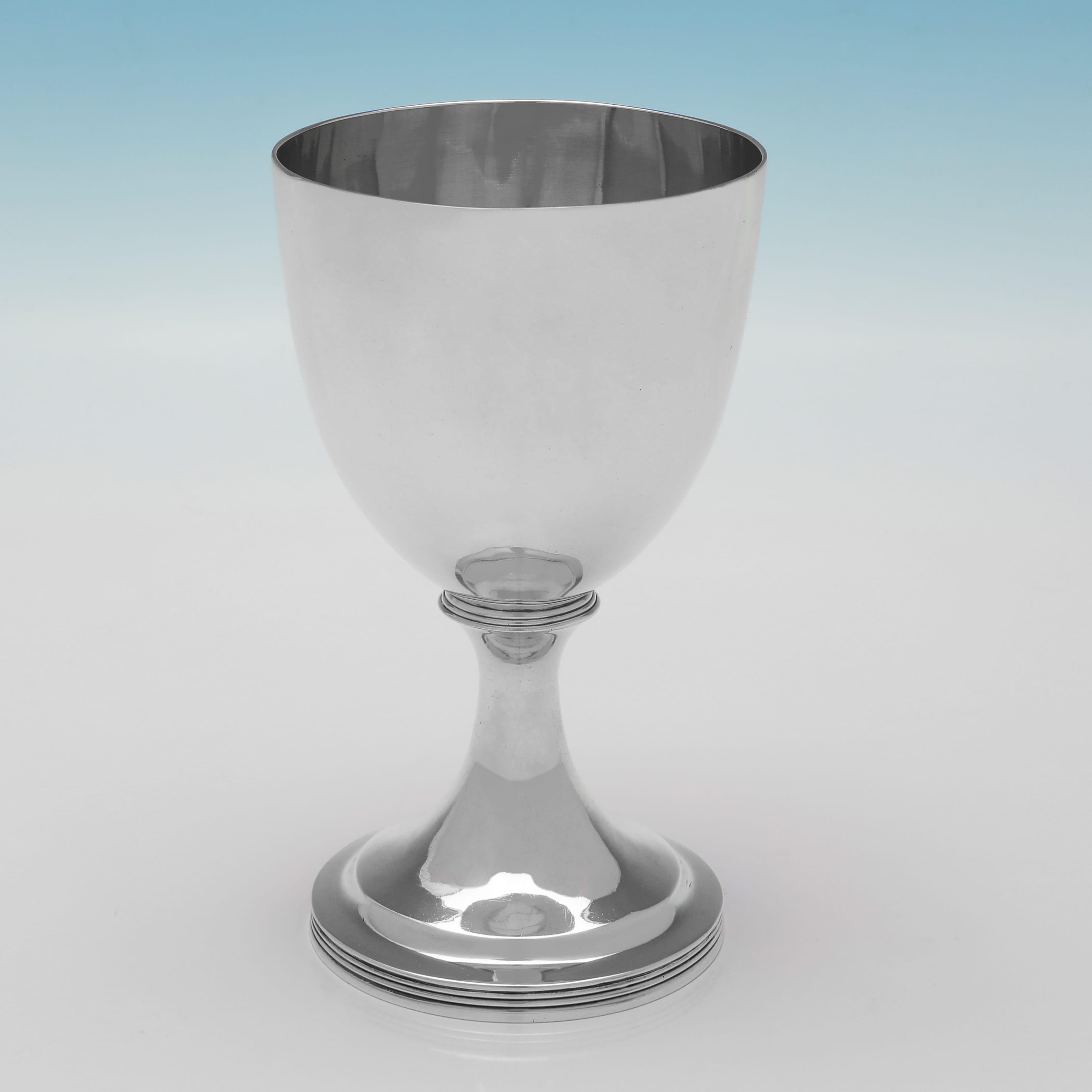 Poinçonnée à Londres en 1806 par Charles Fox, cette très belle paire de gobelets anciens en argent sterling de George III est de style simple et présente des bordures en roseau à la base. 
Chaque gobelet mesure 14,5 cm de haut et 8,5 cm de diamètre.