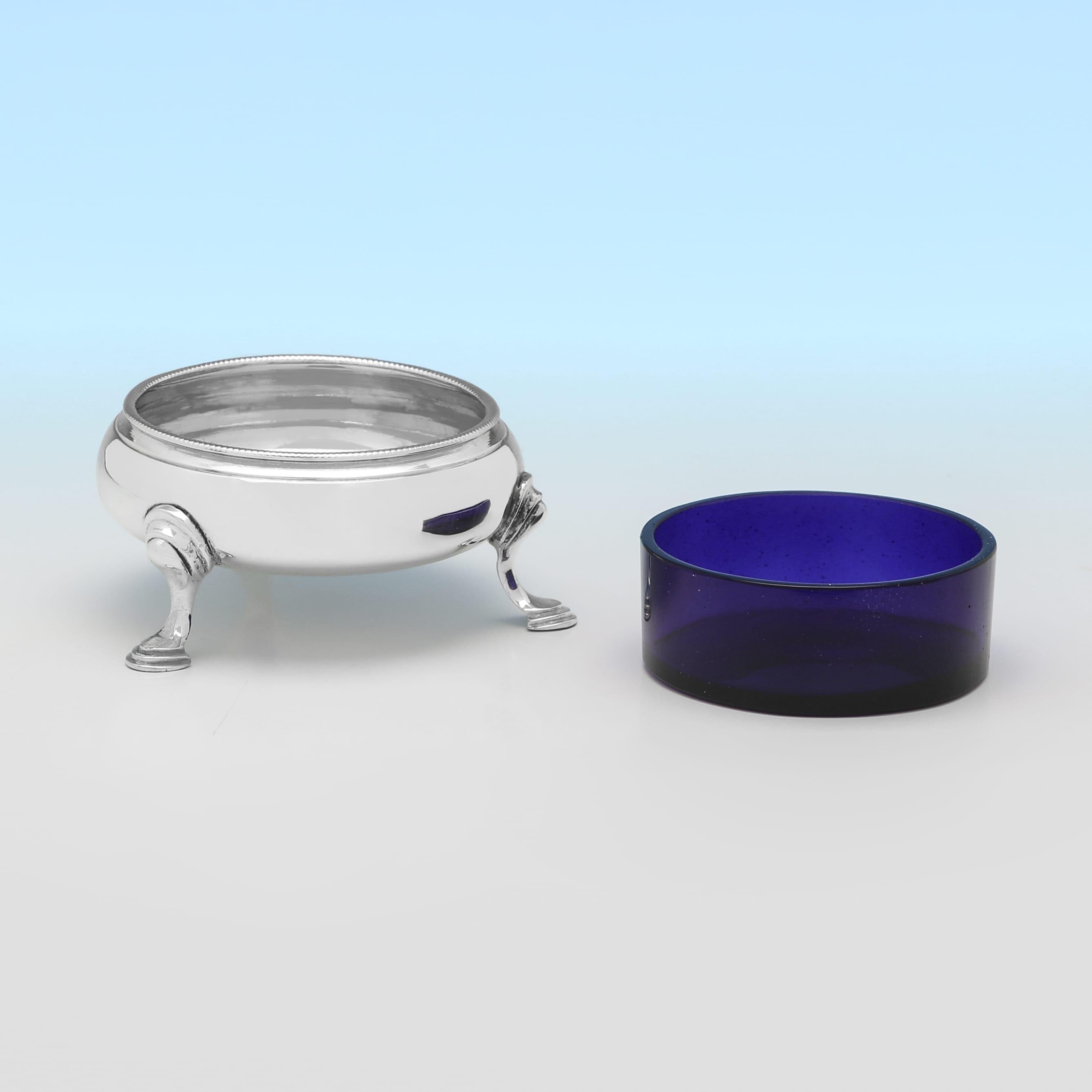 Inglese Coppia di saliere in argento sterling di epoca Giorgio III con rivestimento in vetro blu in vendita