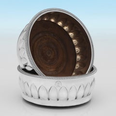 Par de posavasos de plata de ley de la época de Jorge III fabricados en Londres en 1802