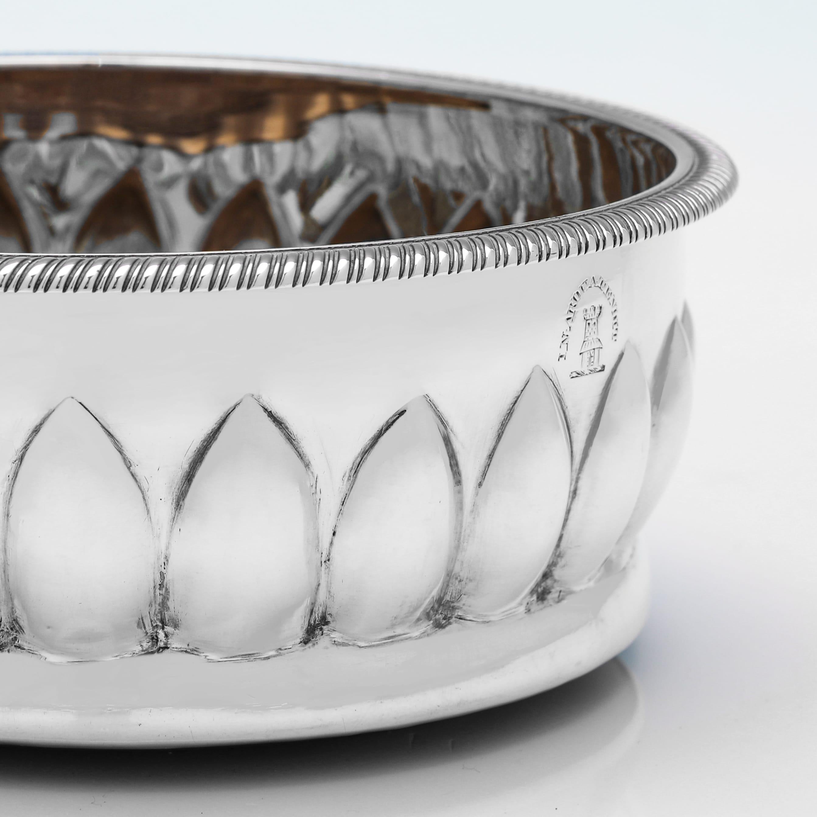 Paire de sous-verres à vin en argent sterling de la période George III fabriqués à Londres en 1802 Bon état - En vente à London, London