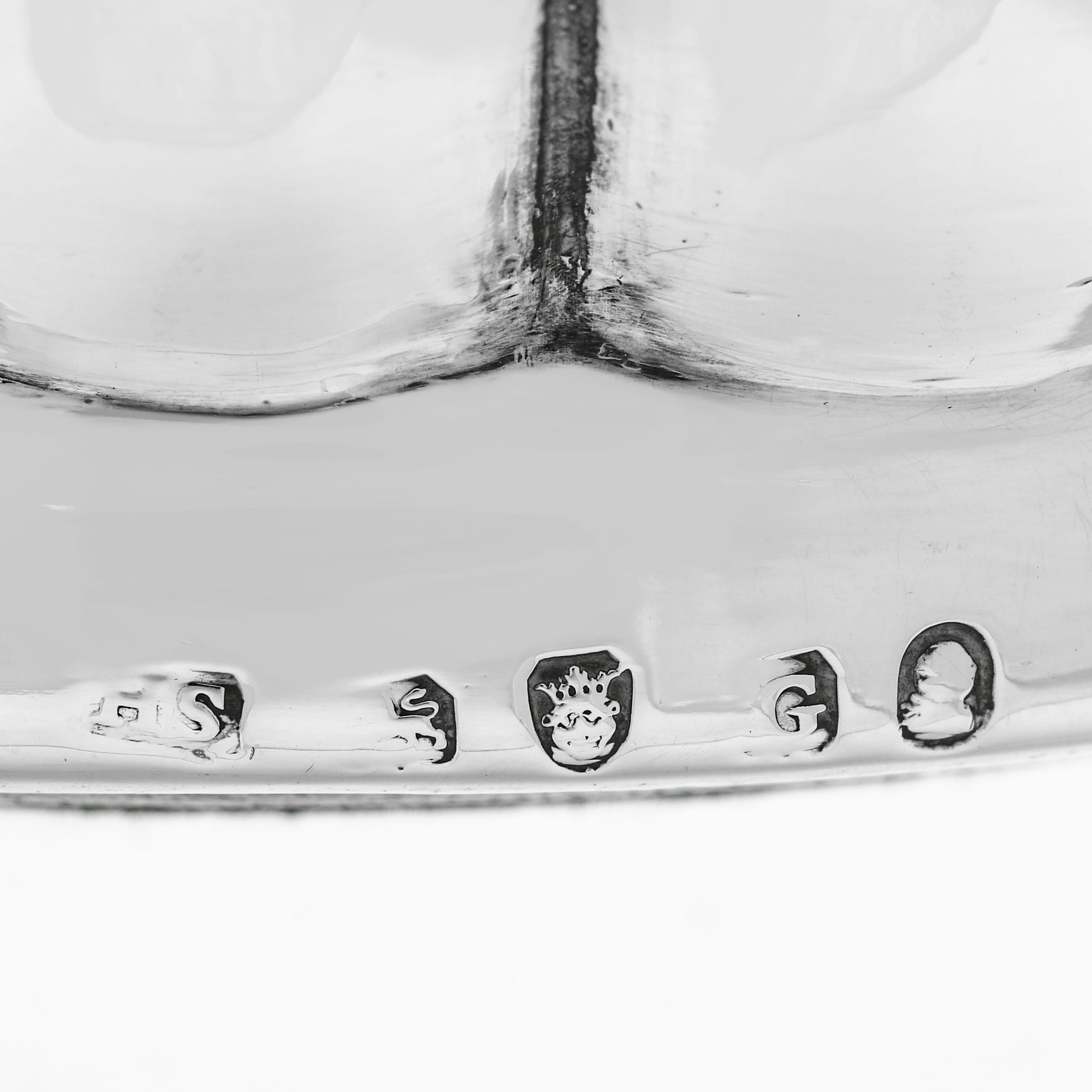 Argent sterling Paire de sous-verres à vin en argent sterling de la période George III fabriqués à Londres en 1802 en vente