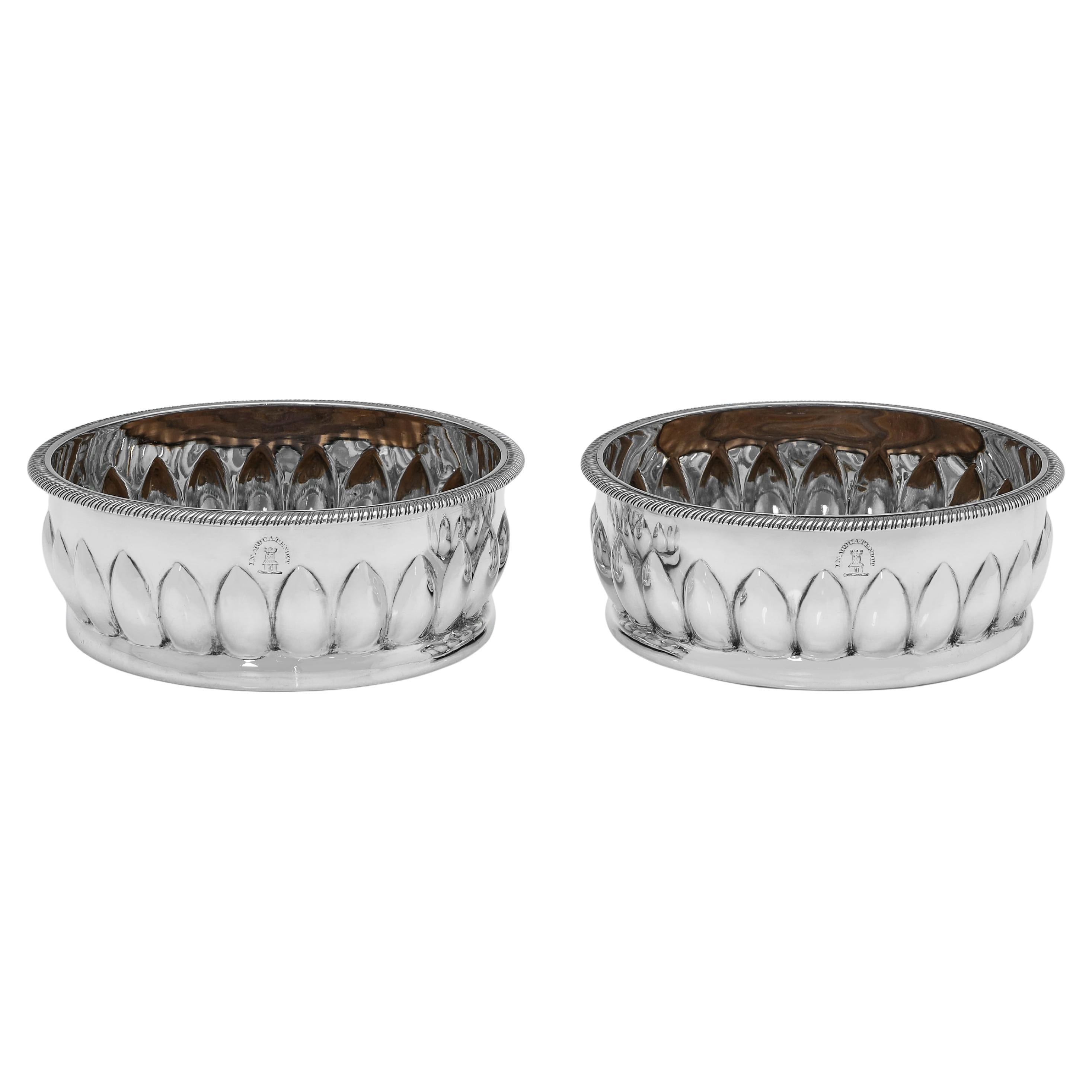 Par de posavasos de plata de ley de la época de Jorge III fabricados en Londres en 1802