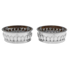 Par de posavasos de plata de ley de la época de Jorge III fabricados en Londres en 1802