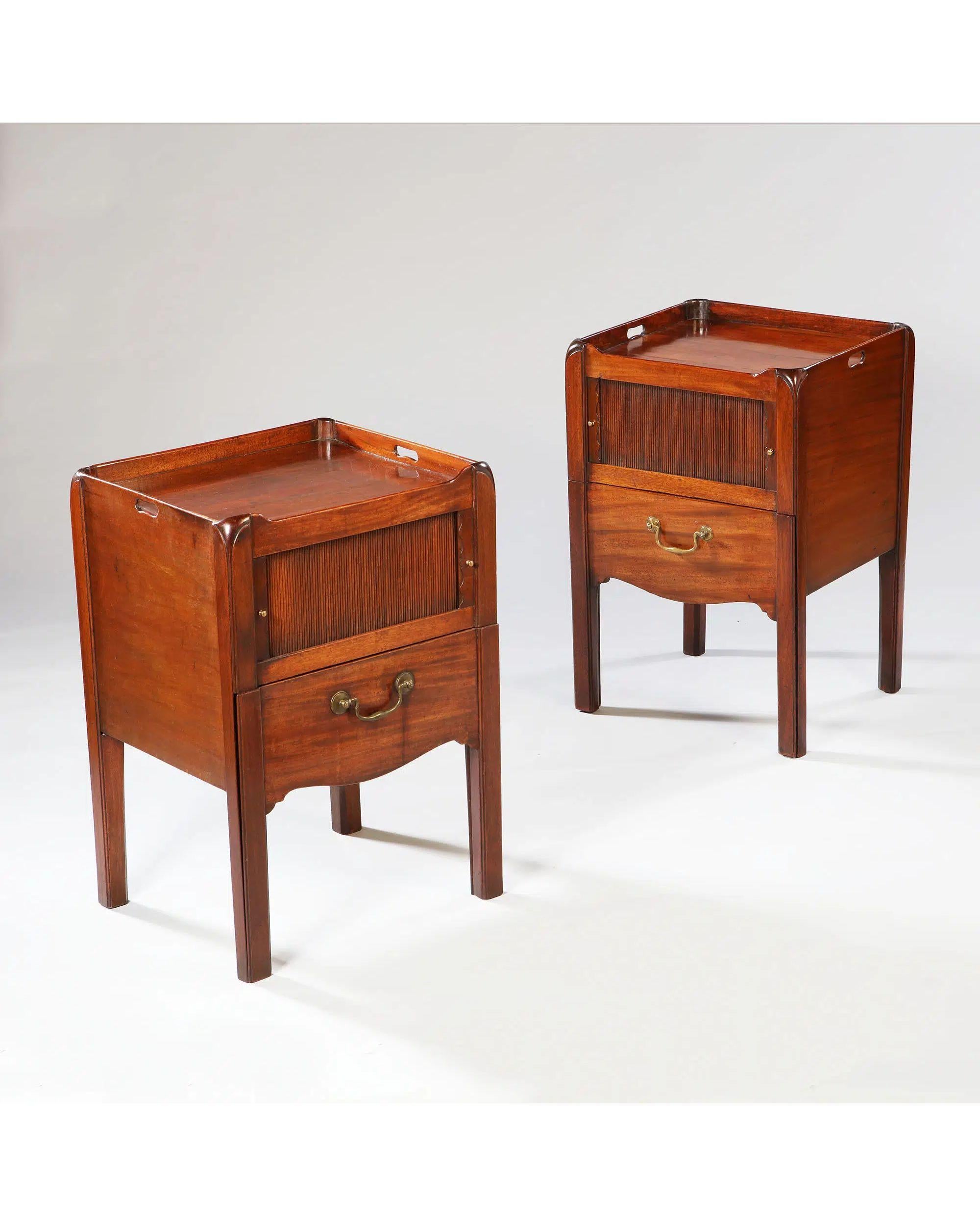 Coppia di comodini in mogano con piano a vassoio di epoca Giorgio III

Coppia di comodini a vassoio in mogano del periodo di Giorgio III, con piani a gallerie con maniglie, sopra porte di armadi a tamburo e cassetti commode convertiti sotto,