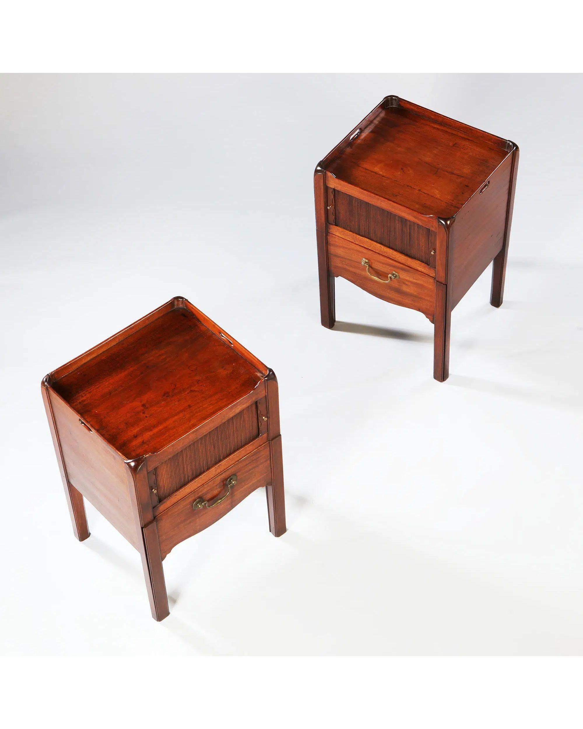 Coppia di comodini in mogano con piano a vassoio del periodo Giorgio III, XVIII secolo In condizioni buone in vendita a London, by appointment only