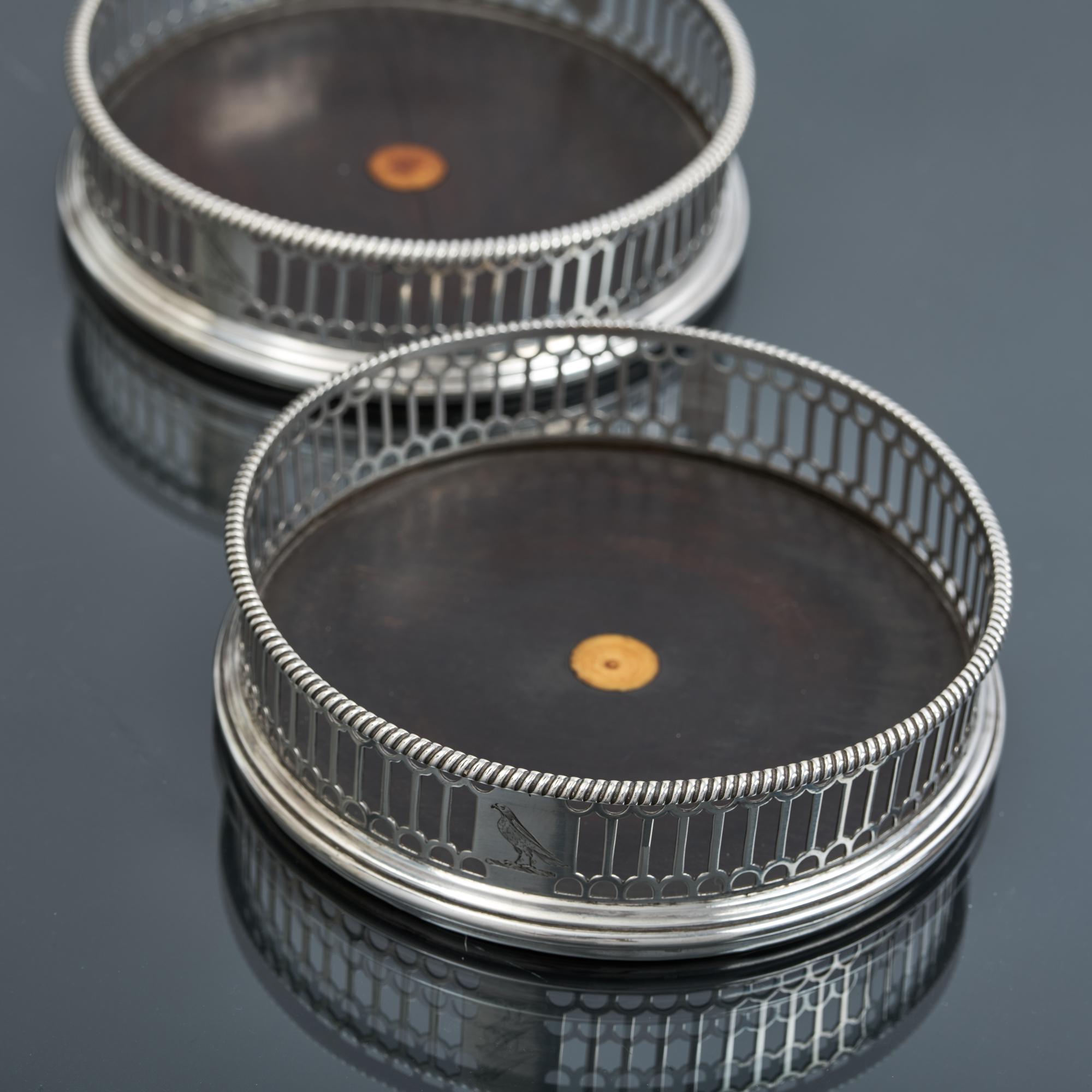 Paar durchbrochene Weinuntersetzer aus Sterlingsilber von George III. (Britisch) im Angebot