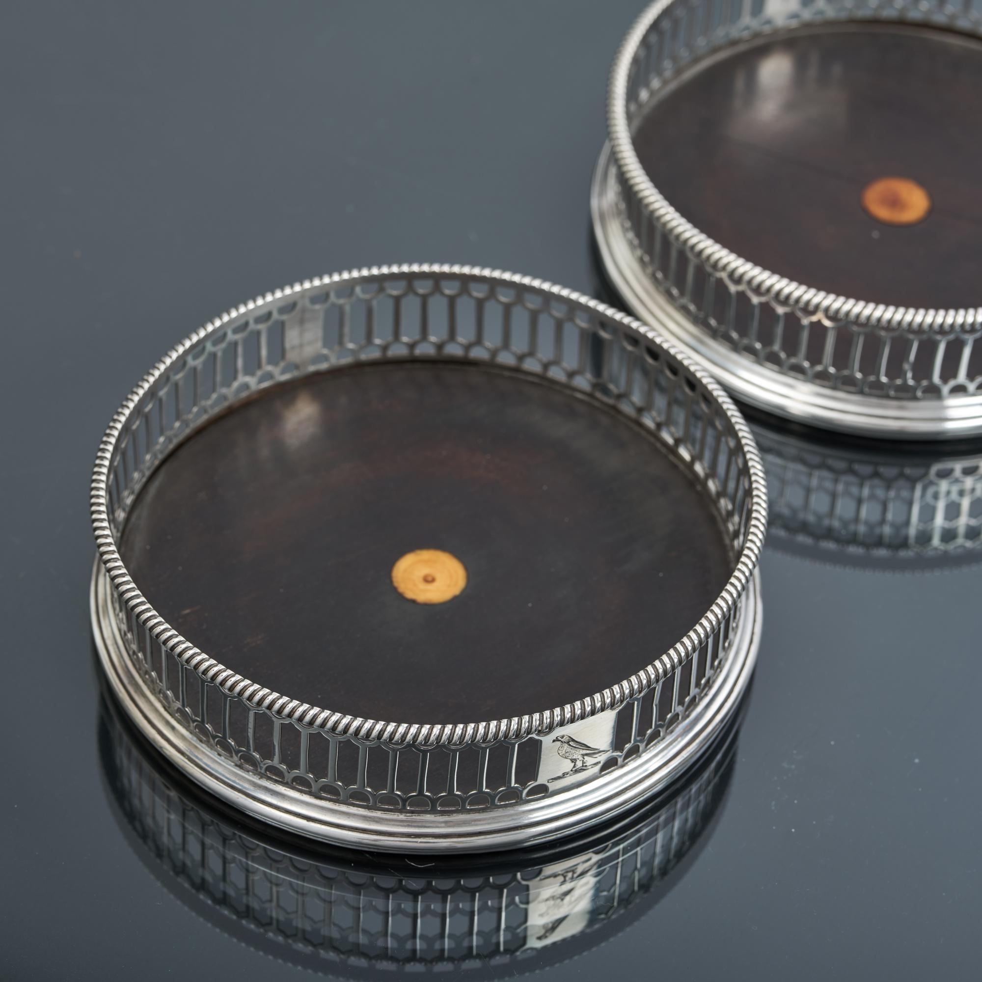 Paar durchbrochene Weinuntersetzer aus Sterlingsilber von George III. im Zustand „Gut“ im Angebot in London, GB