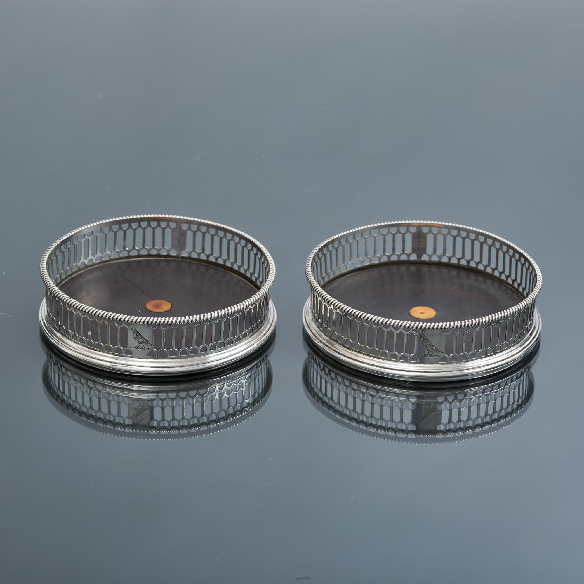 Paar durchbrochene Weinuntersetzer aus Sterlingsilber von George III. (Mitte des 18. Jahrhunderts) im Angebot