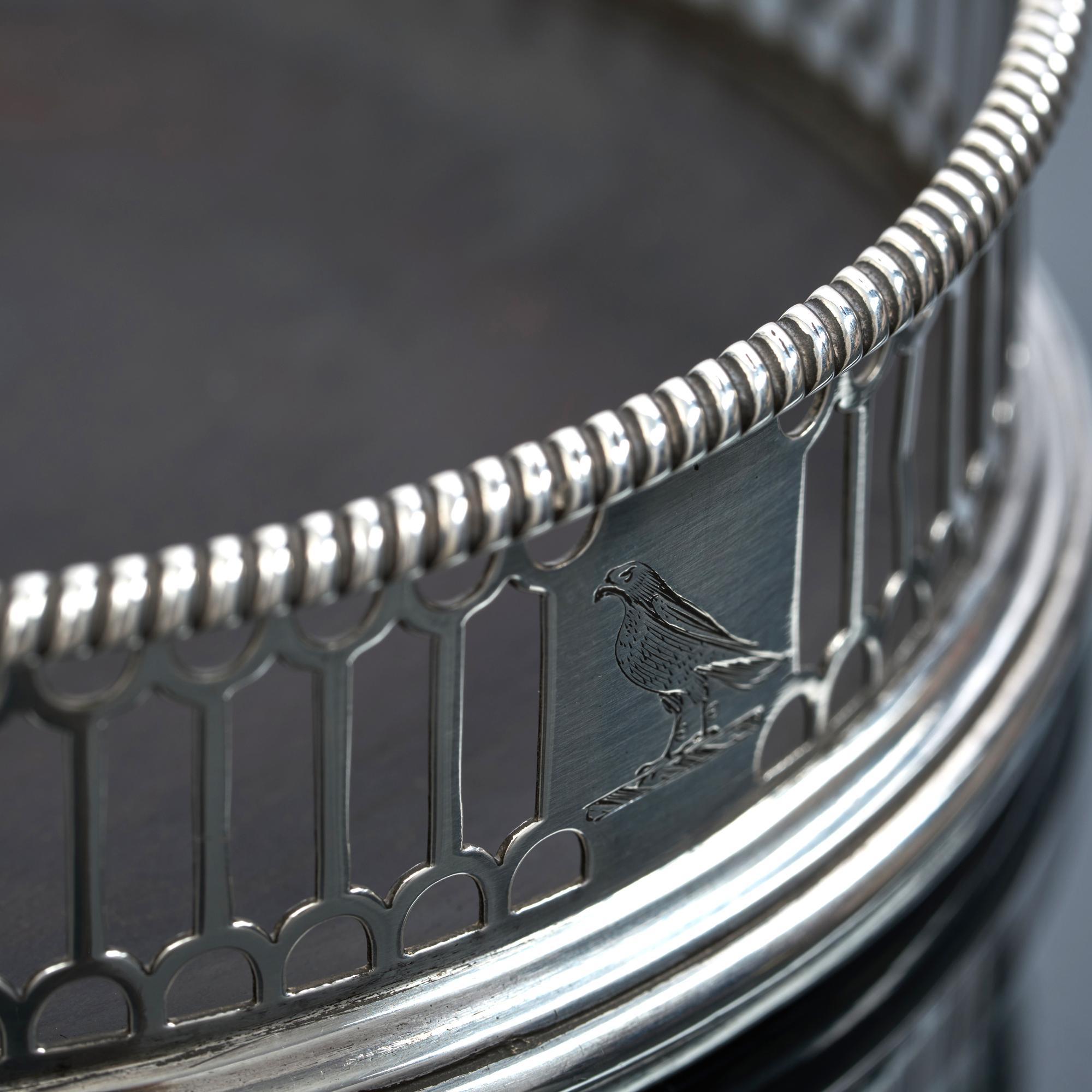 Paar durchbrochene Weinuntersetzer aus Sterlingsilber von George III. im Angebot 2