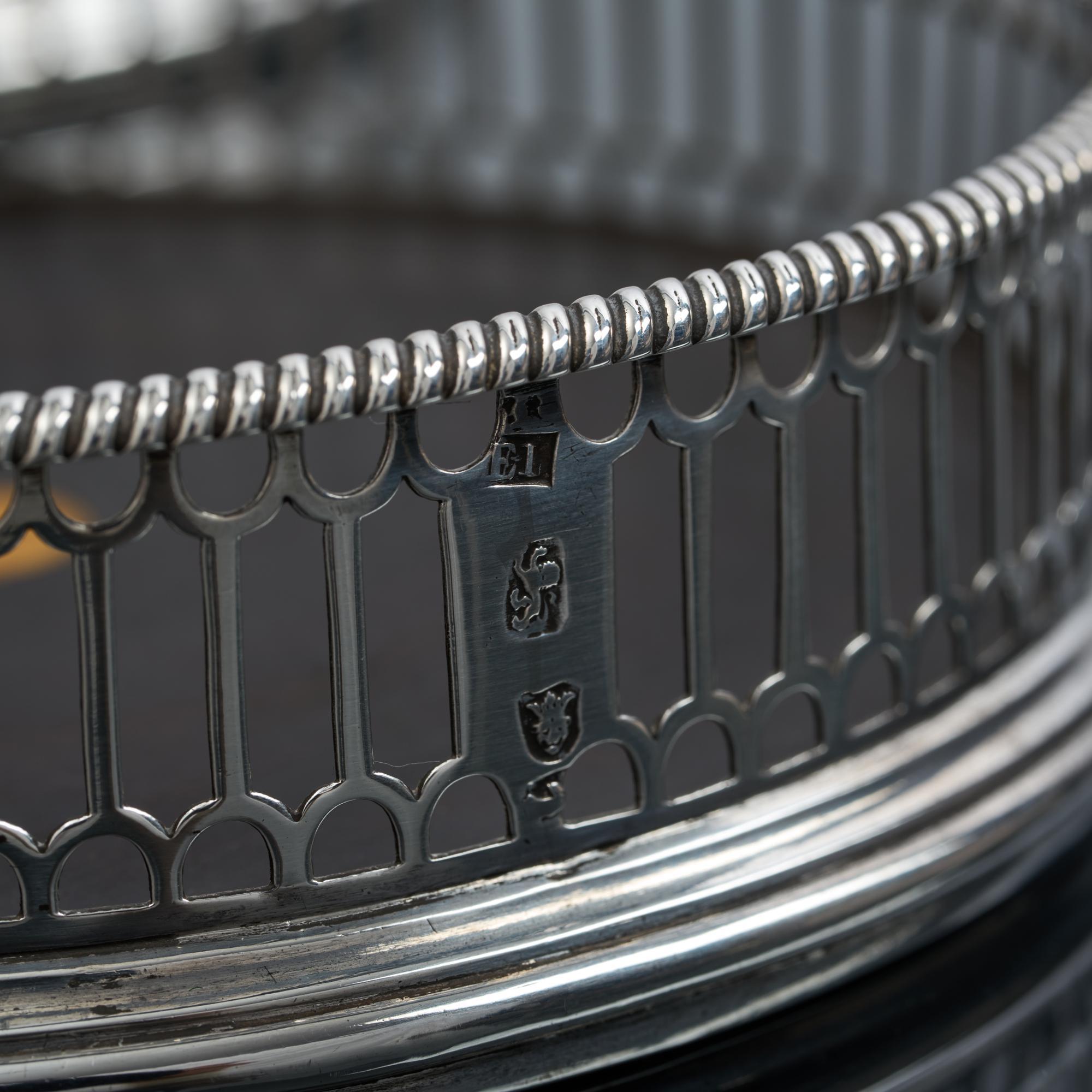 Paar durchbrochene Weinuntersetzer aus Sterlingsilber von George III. im Angebot 3