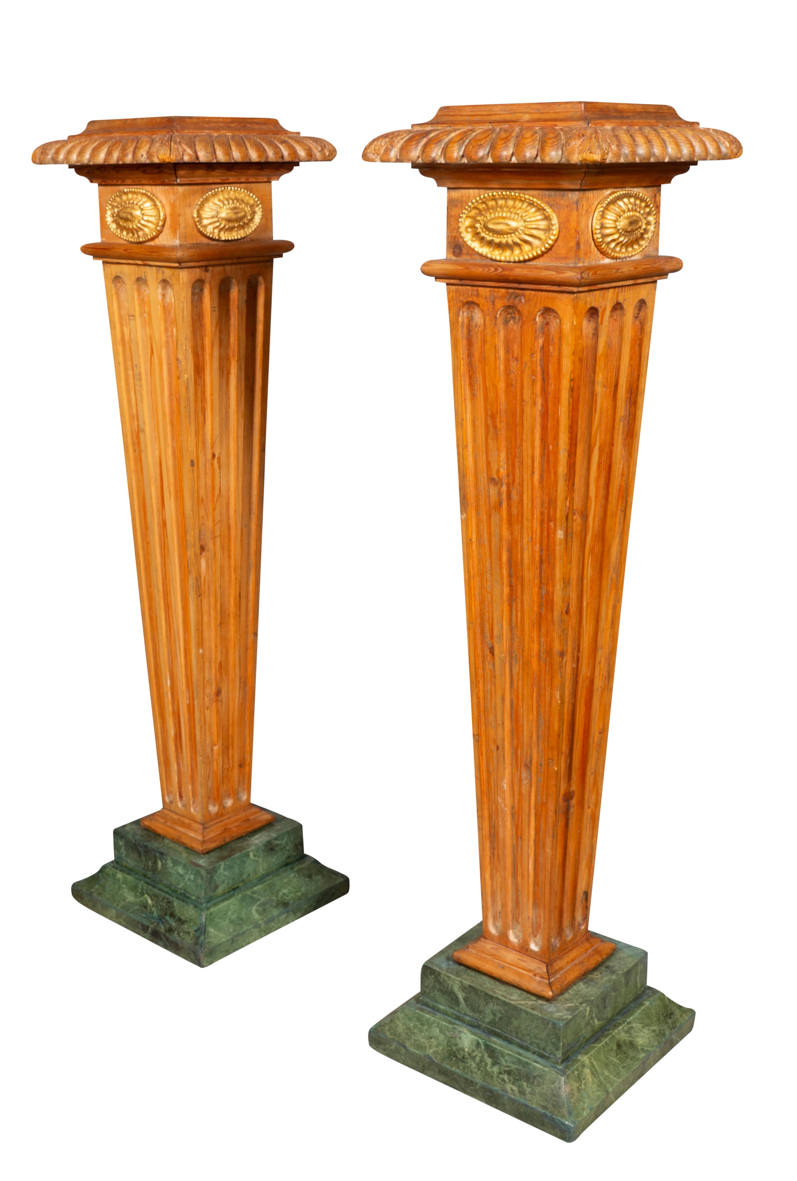 Paar George III Kiefer Pedestale (Faux bois) im Angebot