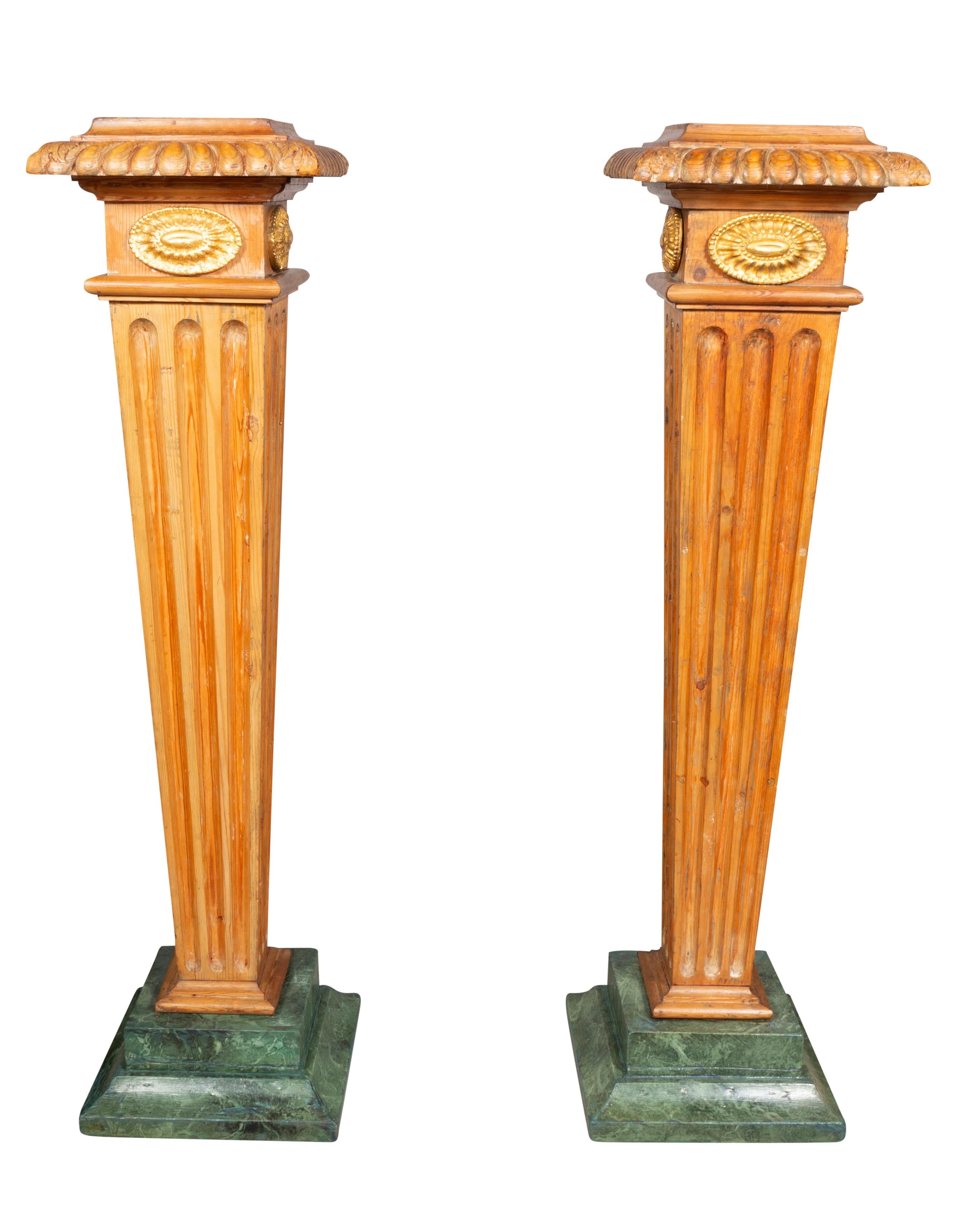 Paar George III Kiefer Pedestale im Zustand „Gut“ im Angebot in Essex, MA